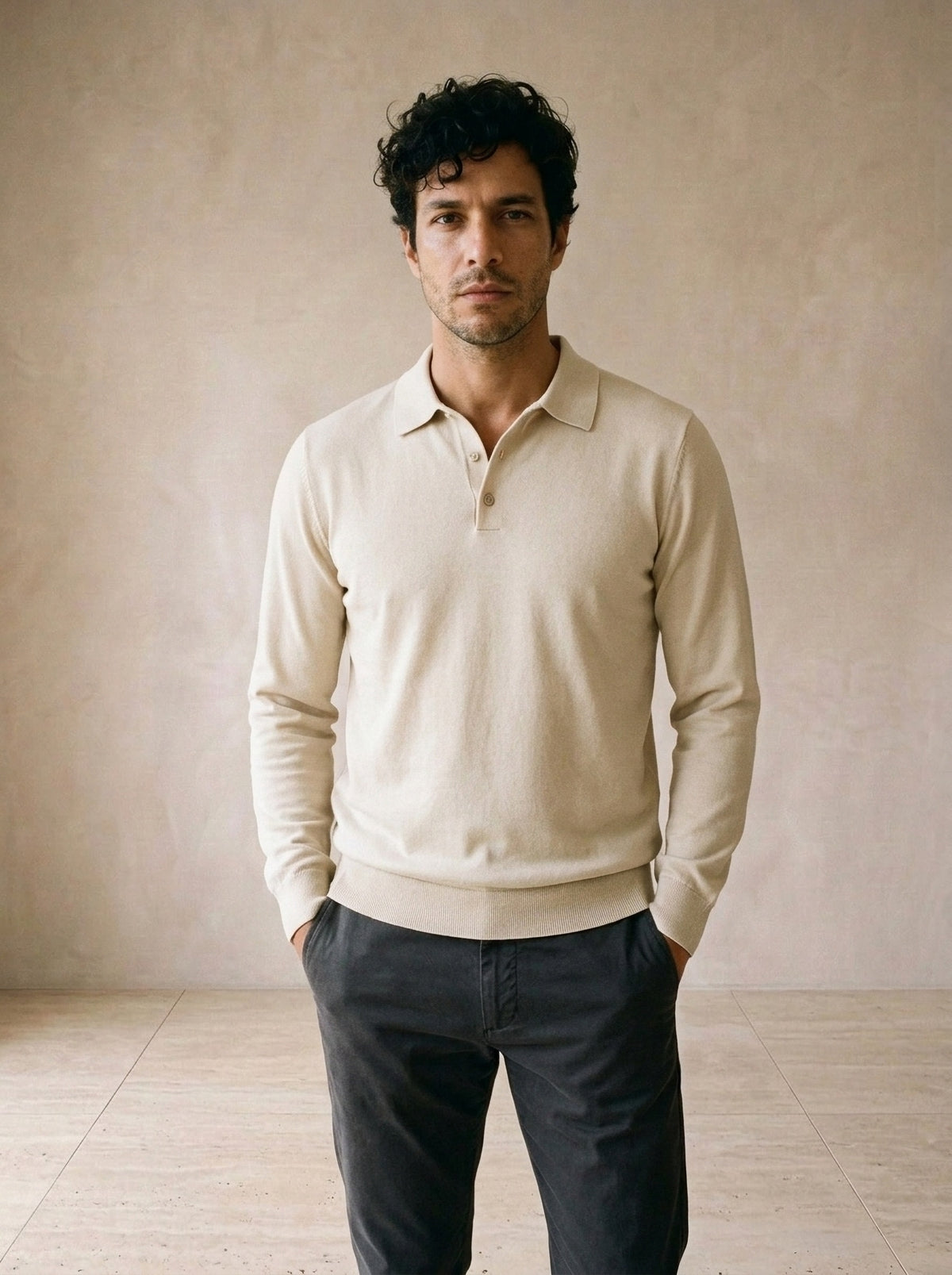 Bege | Camisa polo de tricot Killarney bege – vista de frente, recorte próximo