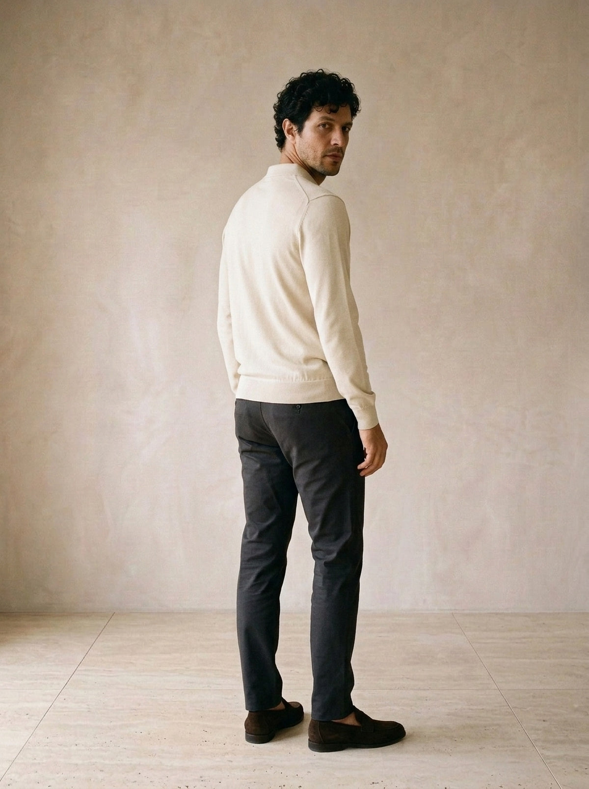 Bege | Camisa polo de tricot Killarney bege – costas, olhando por cima do ombro