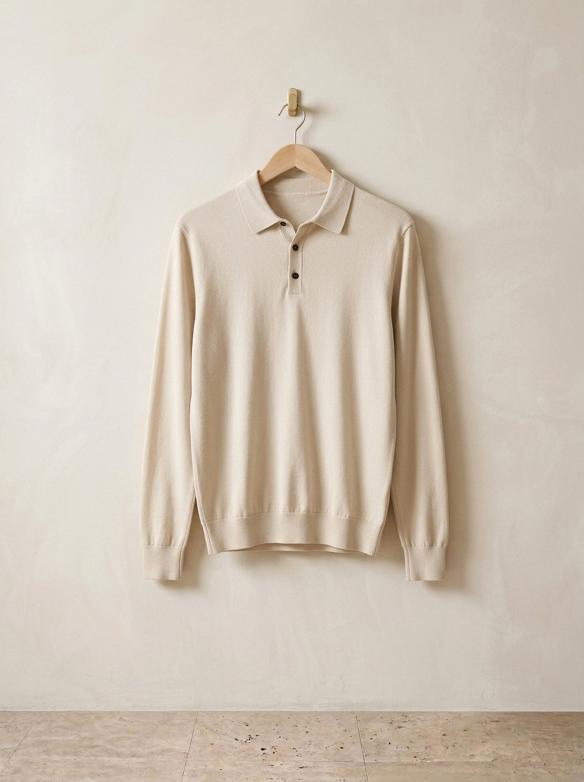 Bege | Camisa polo de tricot Killarney bege – peça sozinha, no cabide de madeira