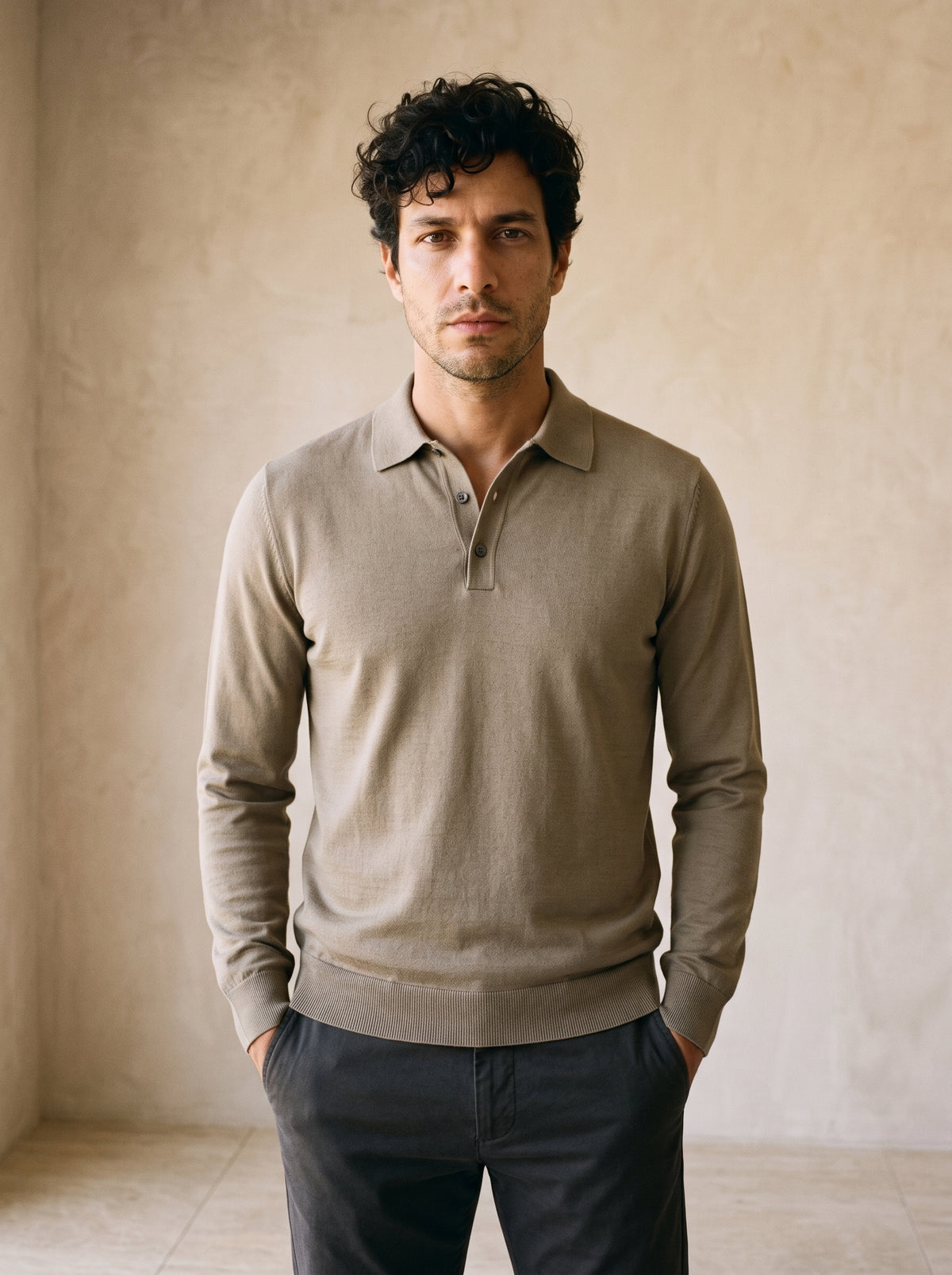 Caqui | Camisa polo de tricot Killarney caqui – vista de frente, recorte próximo