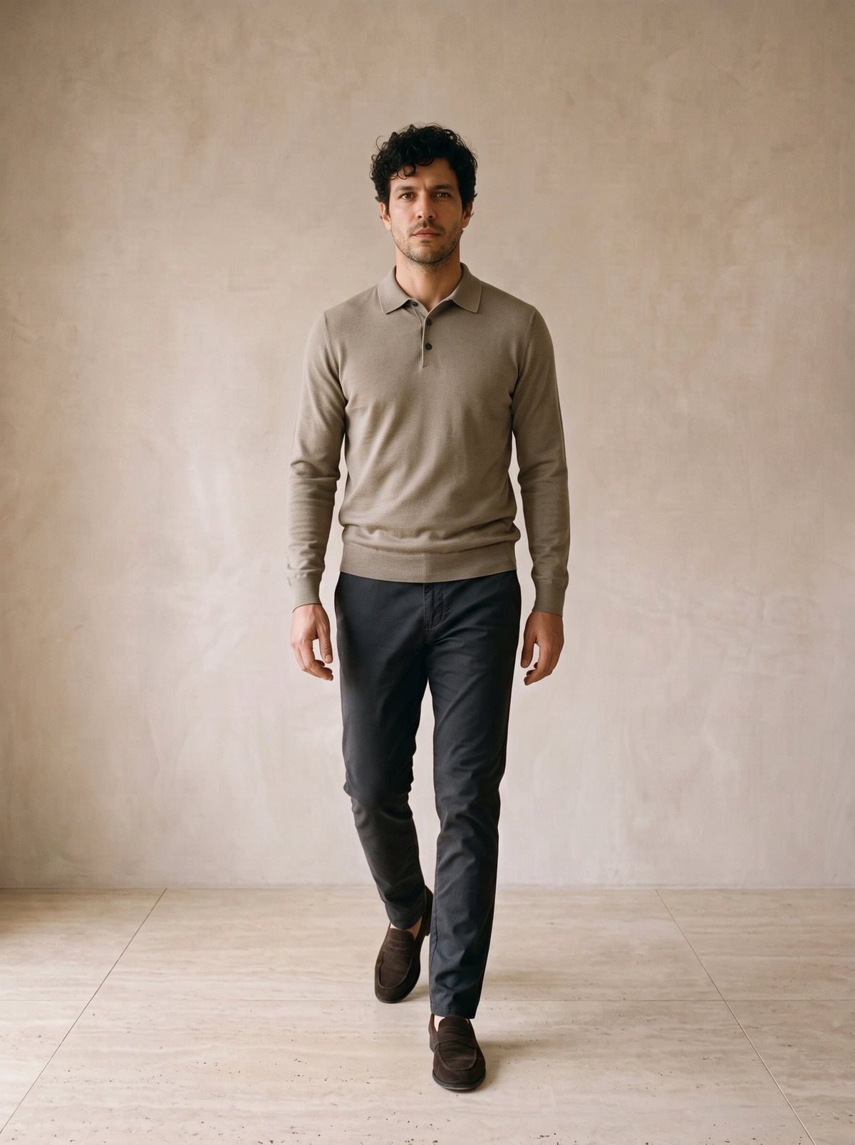 Caqui | Camisa polo de tricot Killarney caqui – corpo inteiro, modelo caminhando