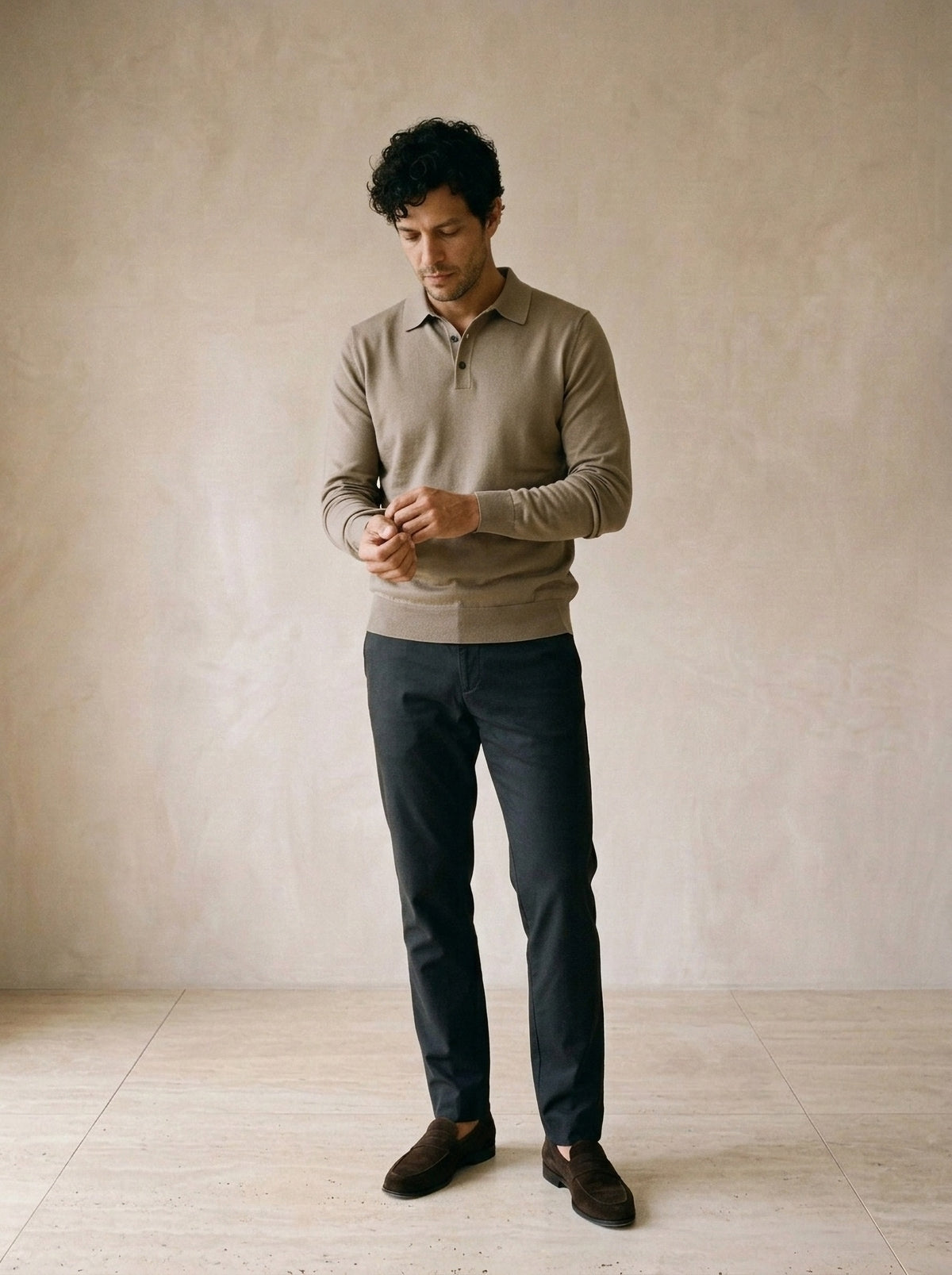 Caqui | Camisa polo de tricot Killarney caqui – modelo ajustando a manga