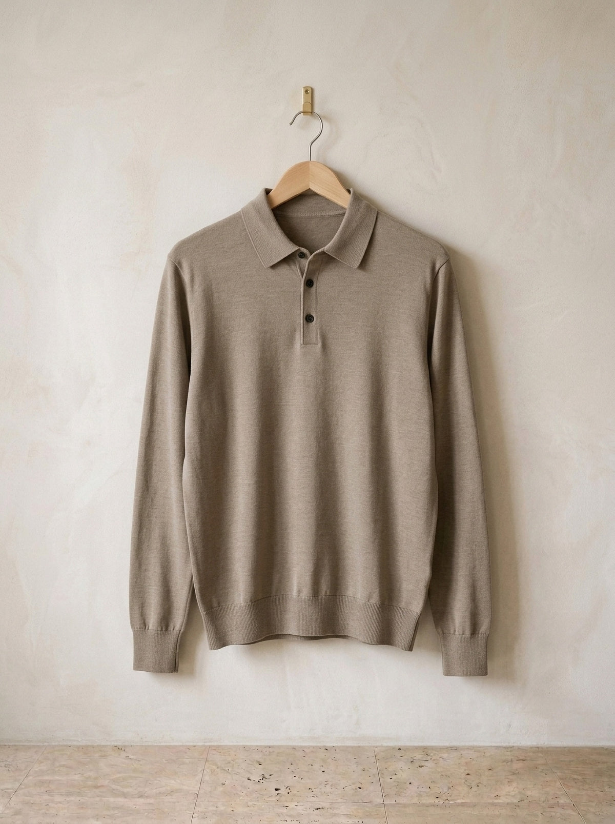Caqui | Camisa polo de tricot Killarney caqui – peça sozinha, no cabide de madeira