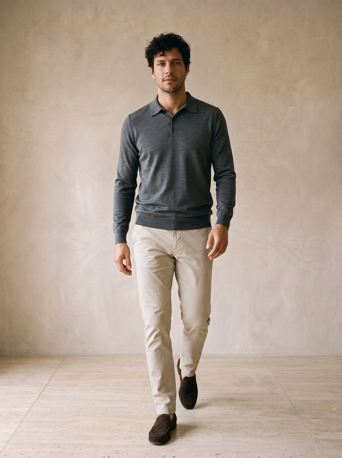 Cinza-escuro | Camisa polo de tricot Killarney cinza-escuro – corpo inteiro, modelo caminhando