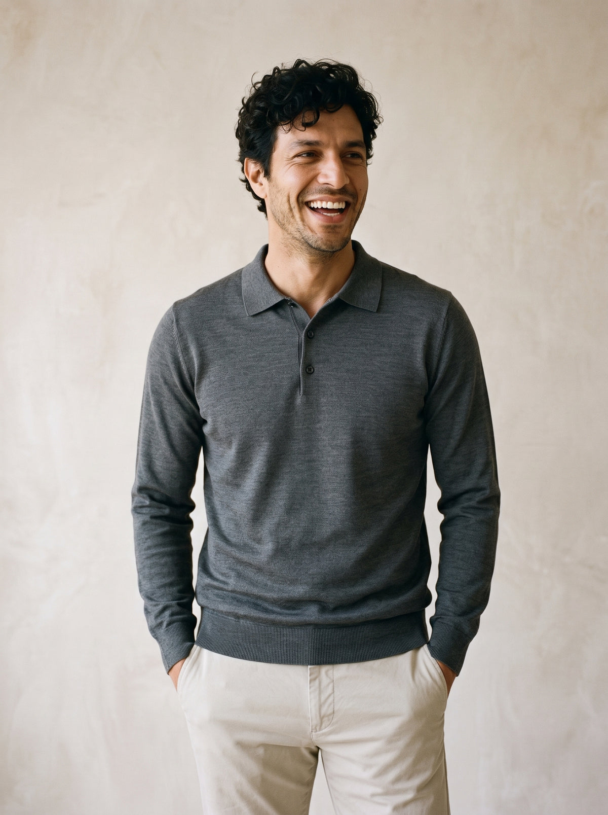 Cinza-escuro | Camisa polo de tricot Killarney cinza-escuro – modelo sorrindo, recorte médio