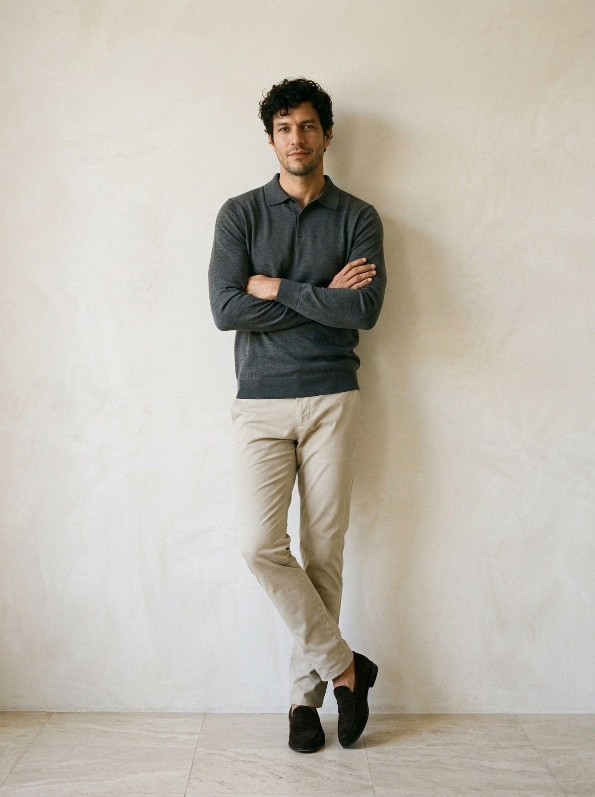 Cinza-escuro | Camisa polo de tricot Killarney cinza-escuro – modelo encostado na parede
