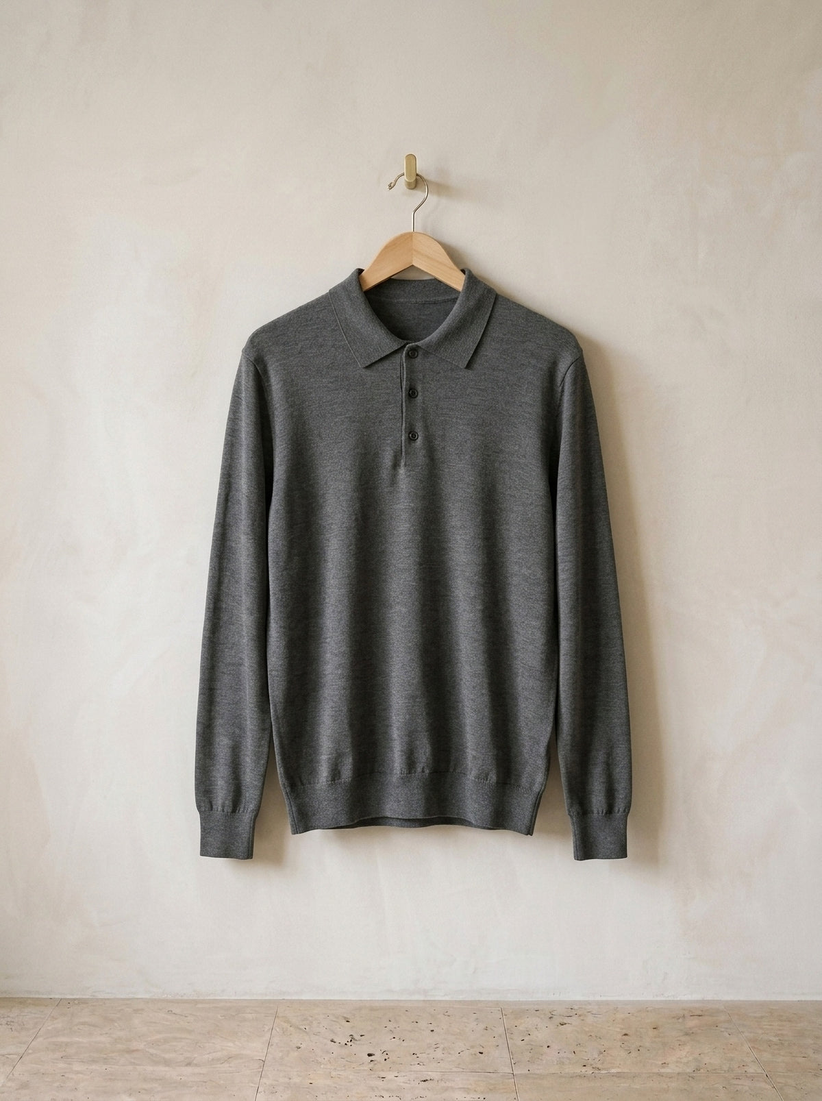 Cinza-escuro | Camisa polo de tricot Killarney cinza-escuro – peça sozinha, no cabide de madeira