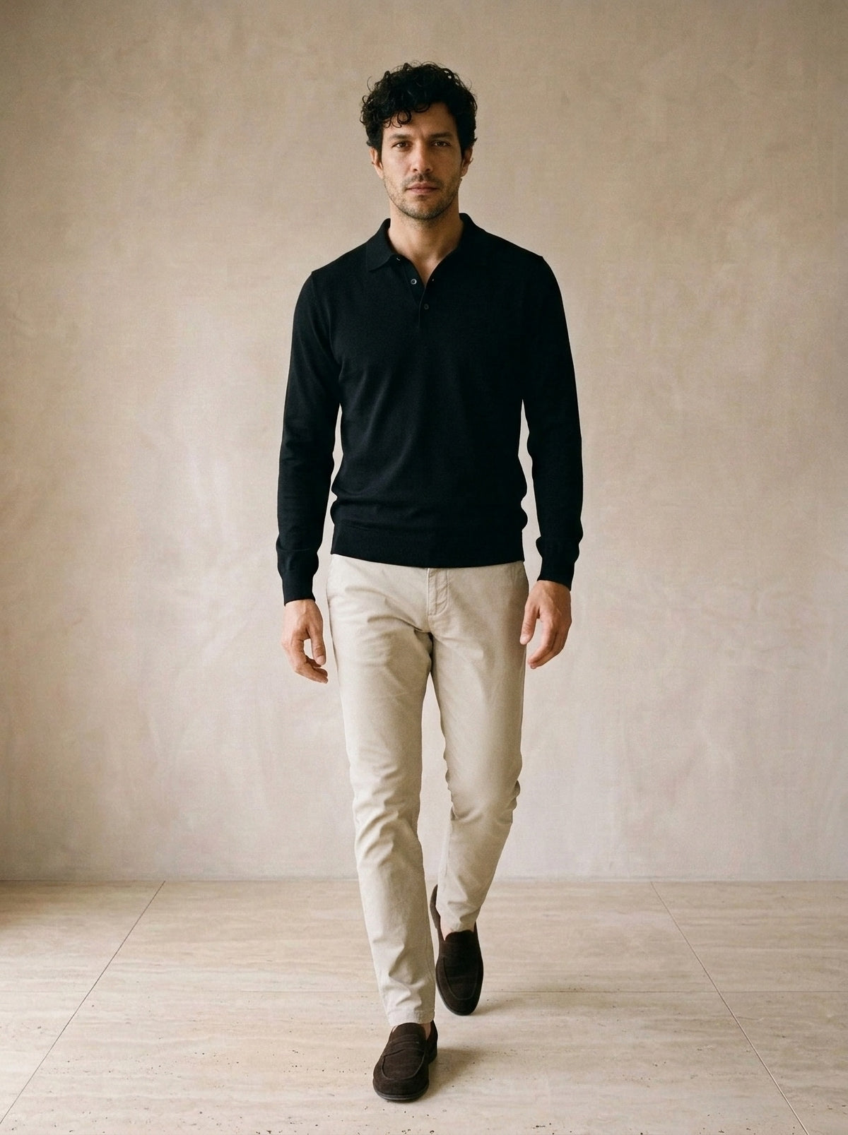 Preto | Camisa polo de tricot Killarney preto – corpo inteiro, modelo caminhando