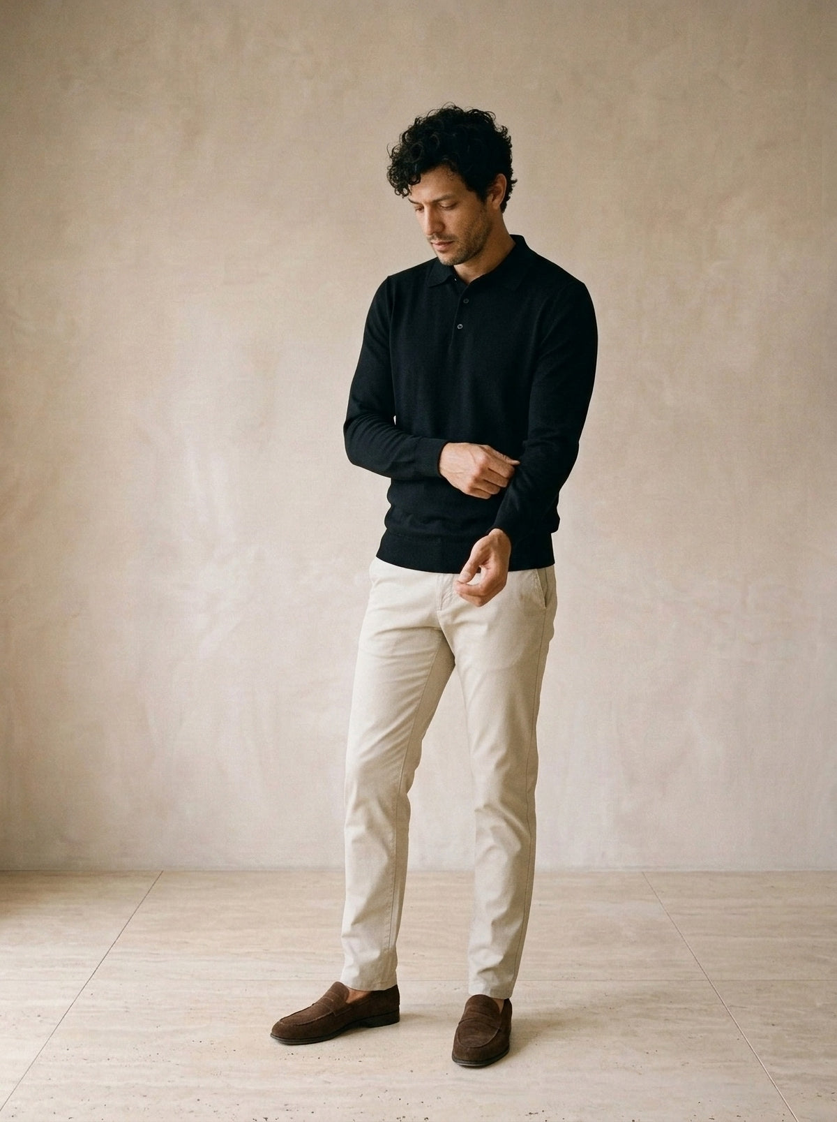 Preto | Camisa polo de tricot Killarney preto – modelo ajustando a manga