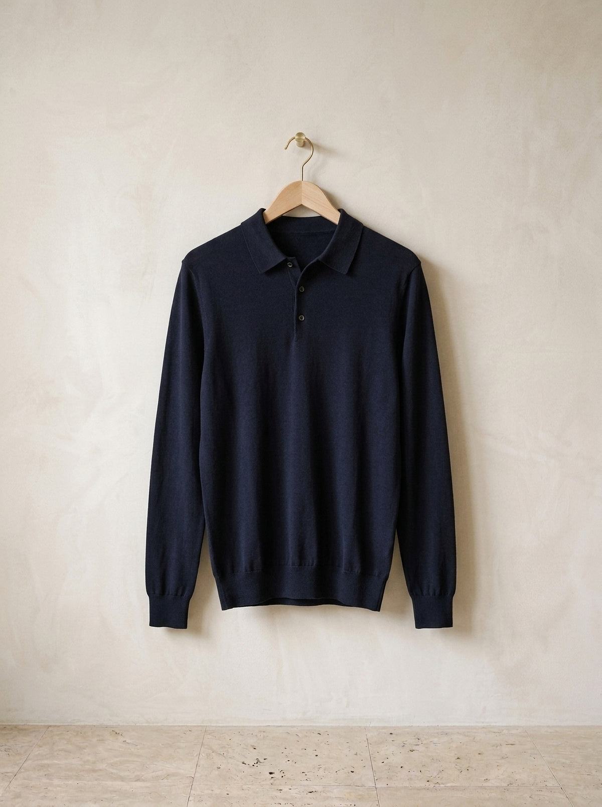 Preto | Camisa polo de tricot Killarney preto – peça sozinha, no cabide de madeira
