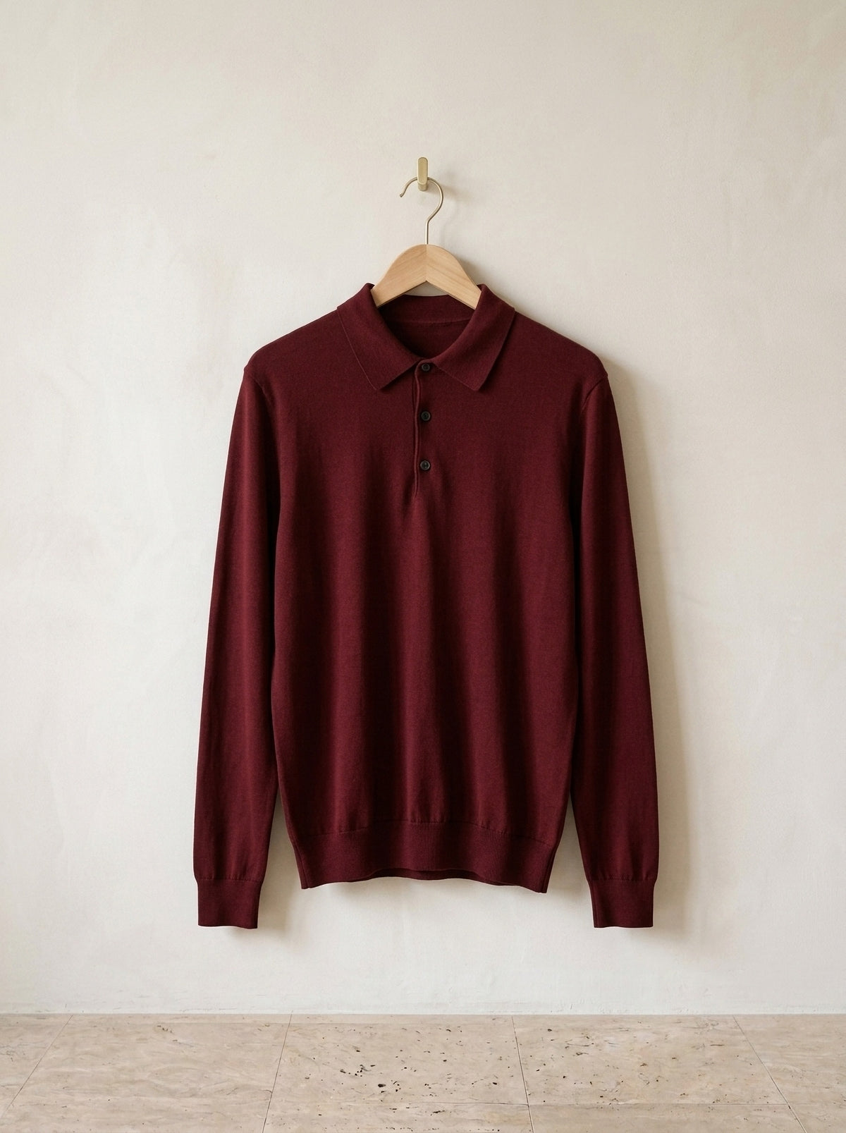 Vinho | Camisa polo de tricot Killarney vinho – peça sozinha, no cabide de madeira