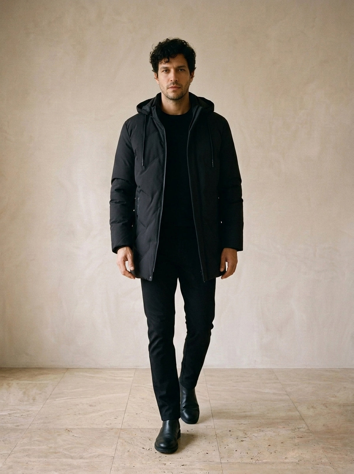 Preto | Casaco acolchoado com capuz Kiruna preto – corpo inteiro, modelo caminhando