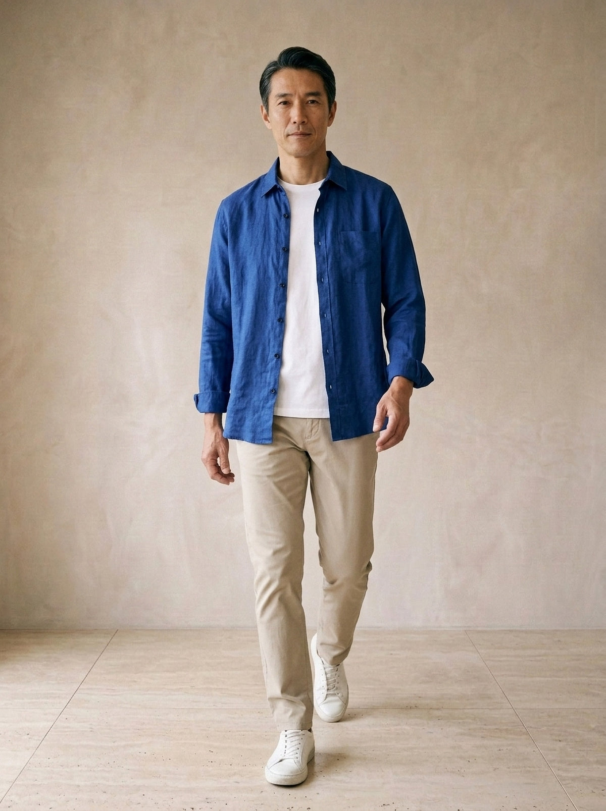 Azul | Camisa slim Kitzbühel azul – corpo inteiro, modelo caminhando