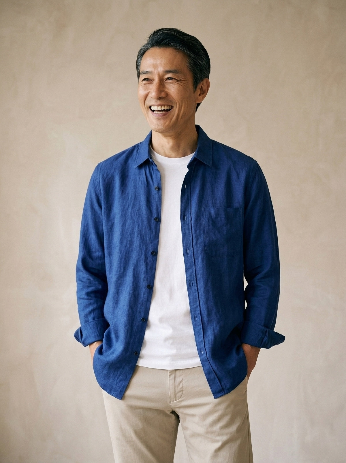 Azul | Camisa slim Kitzbühel azul – modelo sorrindo, recorte médio