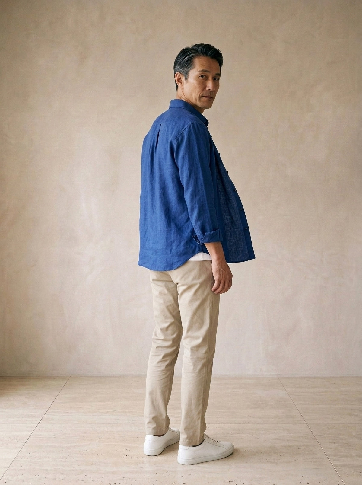 Azul | Camisa slim Kitzbühel azul – costas, olhando por cima do ombro