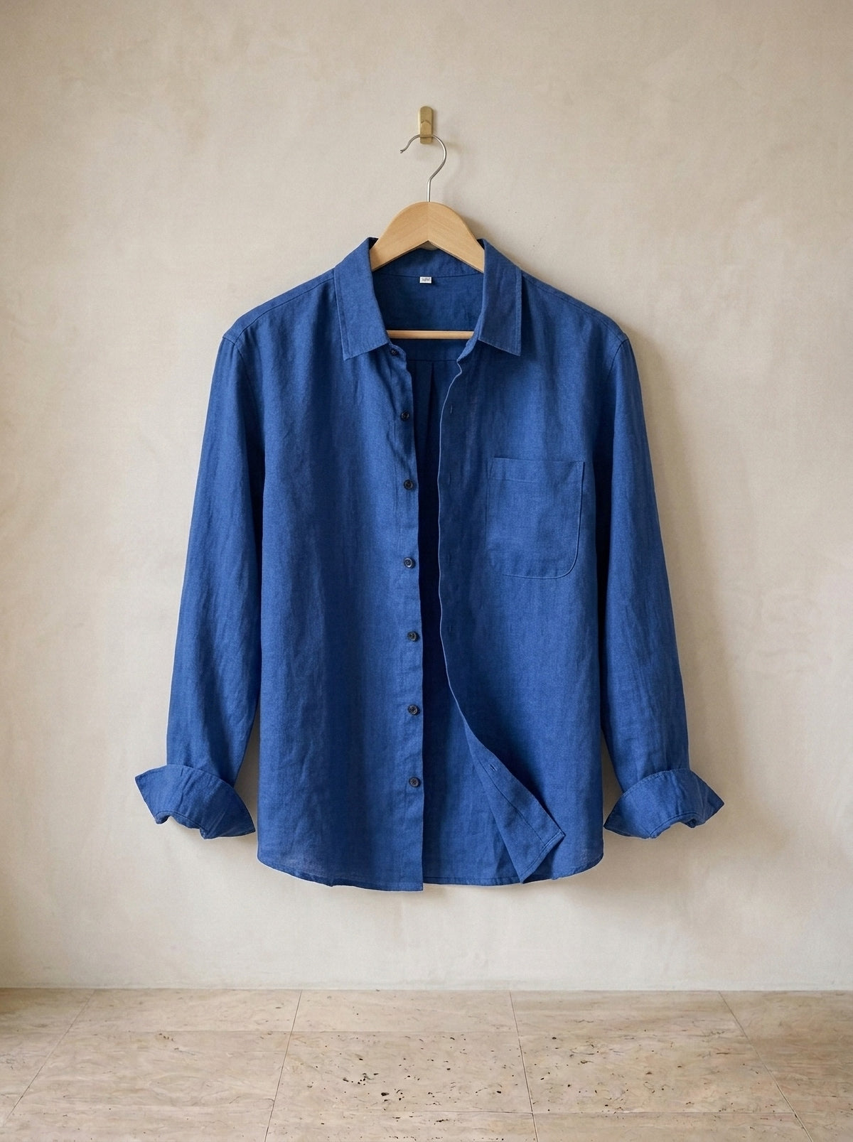 Azul | Camisa slim Kitzbühel azul – peça sozinha, no cabide de madeira