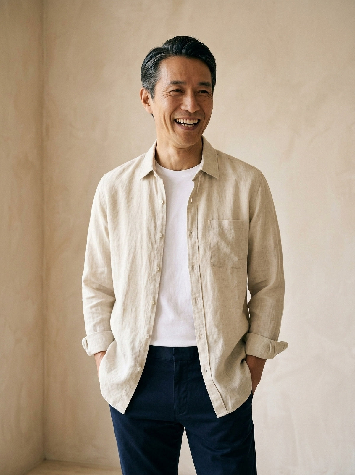 Bege | Camisa slim Kitzbühel bege – modelo sorrindo, recorte médio
