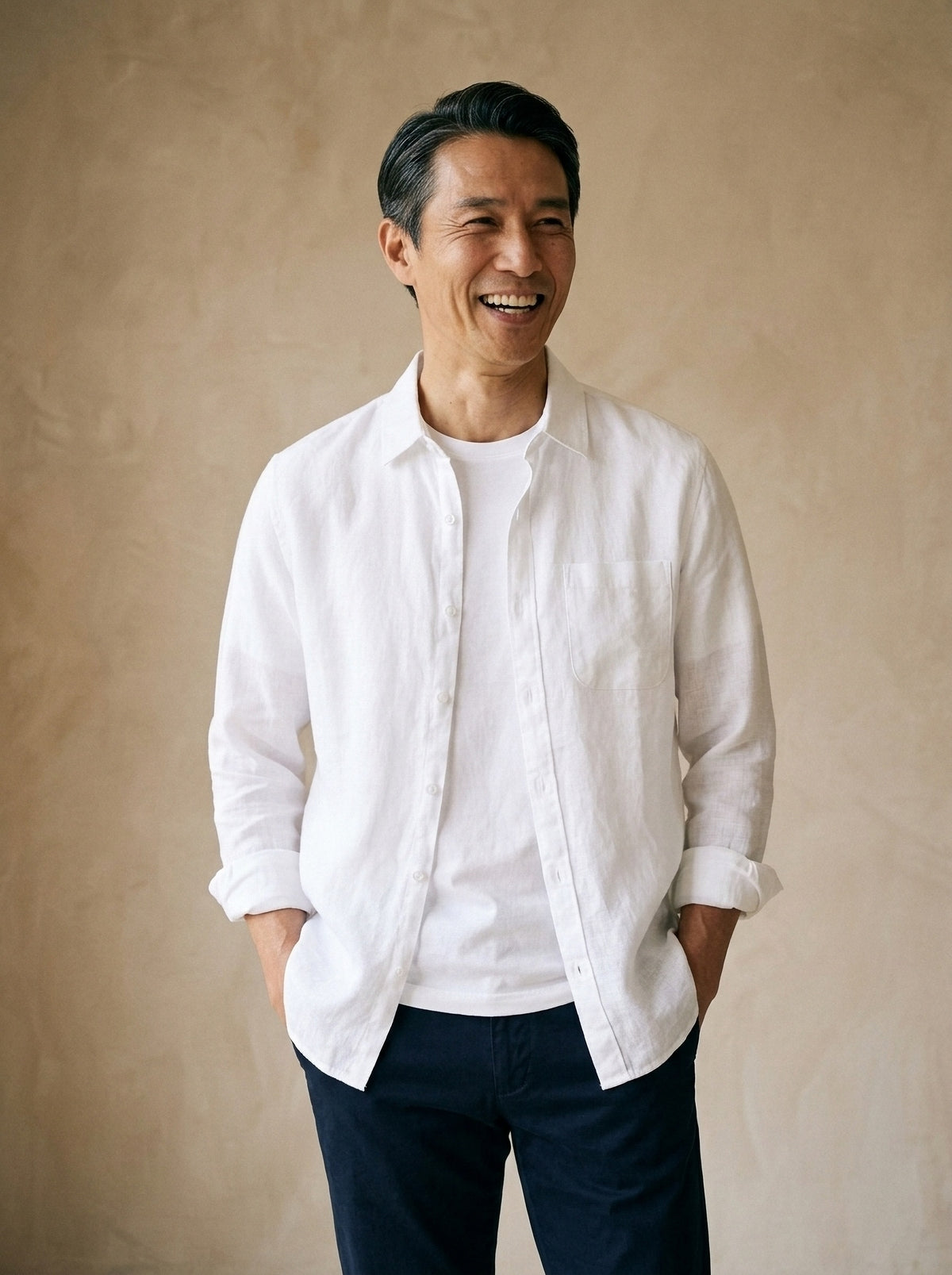 Branco | Camisa slim Kitzbühel branco – modelo sorrindo, recorte médio