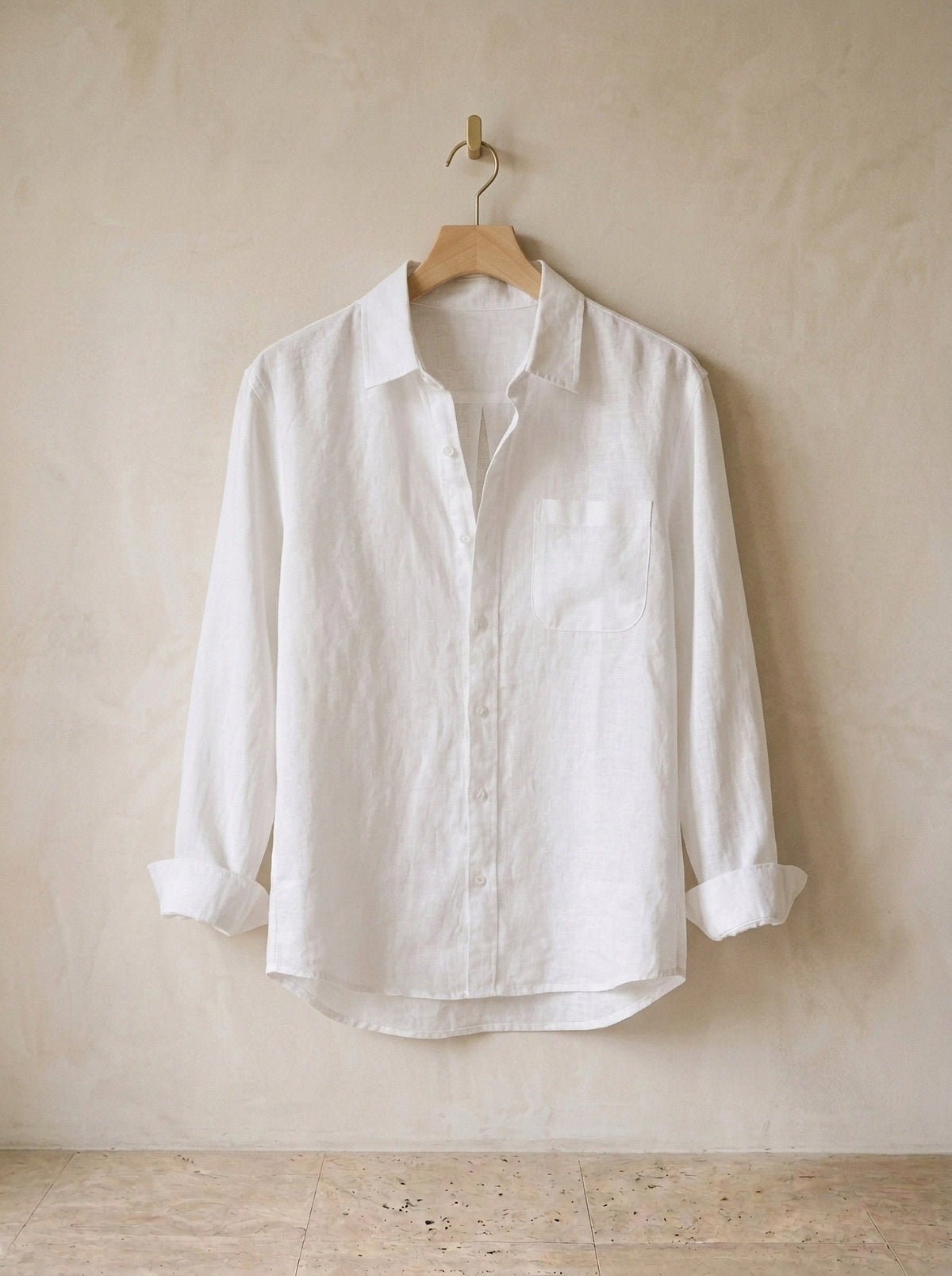 Branco | Camisa slim Kitzbühel branco – peça sozinha, no cabide de madeira