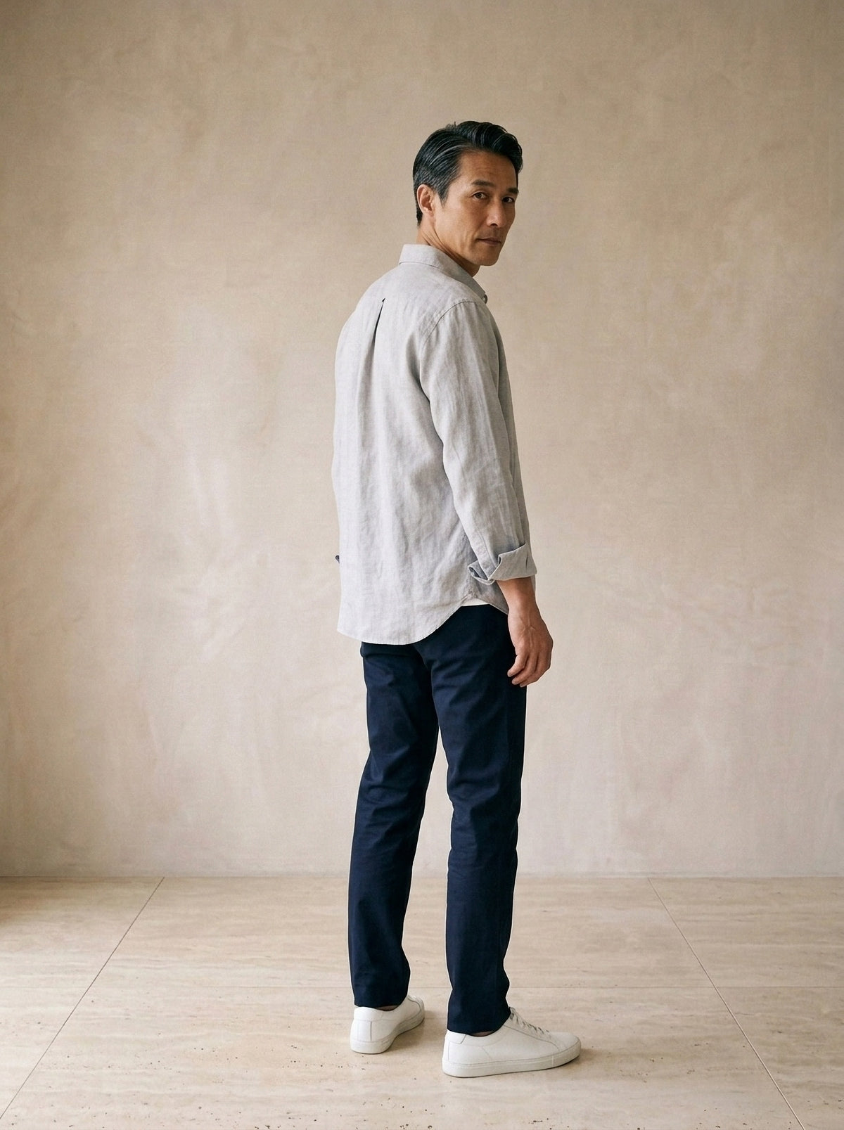Cinza | Camisa slim Kitzbühel cinza – costas, olhando por cima do ombro