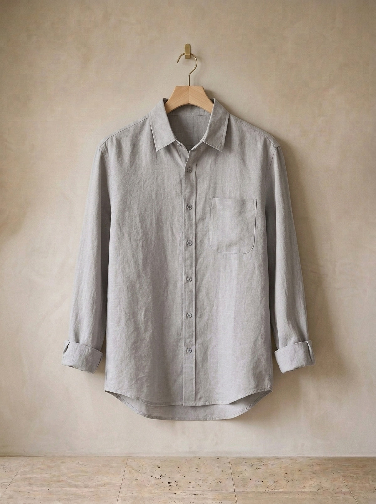 Cinza | Camisa slim Kitzbühel cinza – peça sozinha, no cabide de madeira
