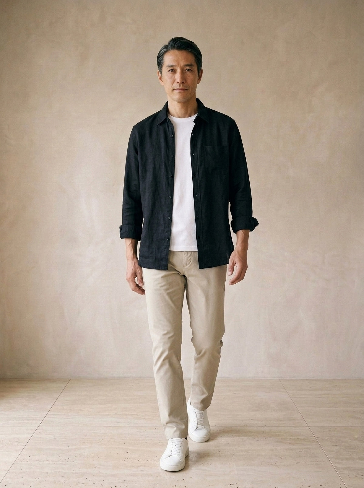 Preto | Camisa slim Kitzbühel preto – corpo inteiro, modelo caminhando