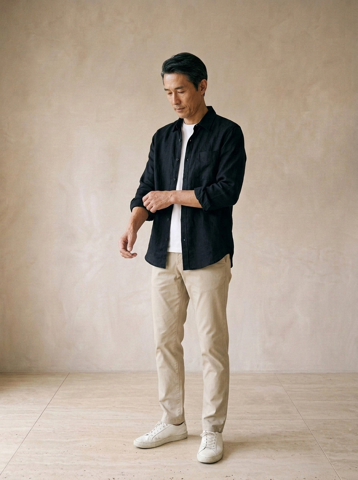 Preto | Camisa slim Kitzbühel preto – modelo ajustando a manga