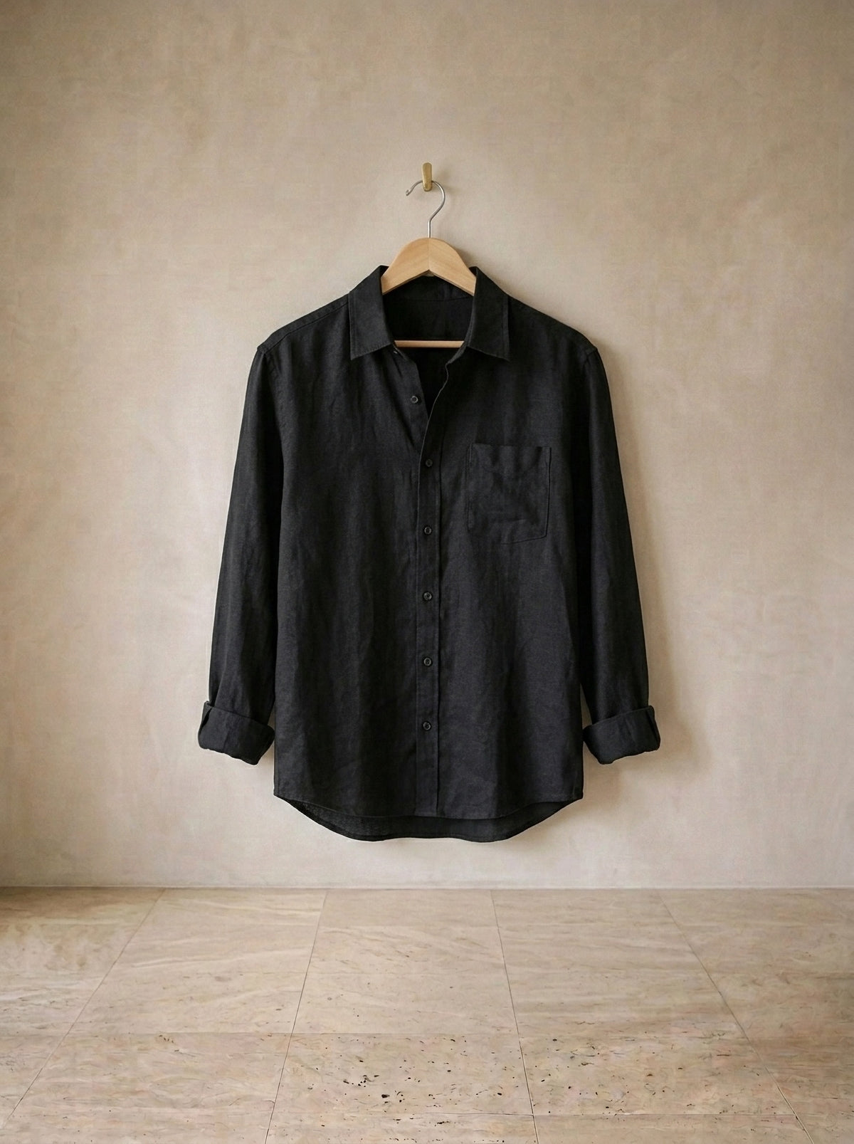 Preto | Camisa slim Kitzbühel preto – peça sozinha, no cabide de madeira