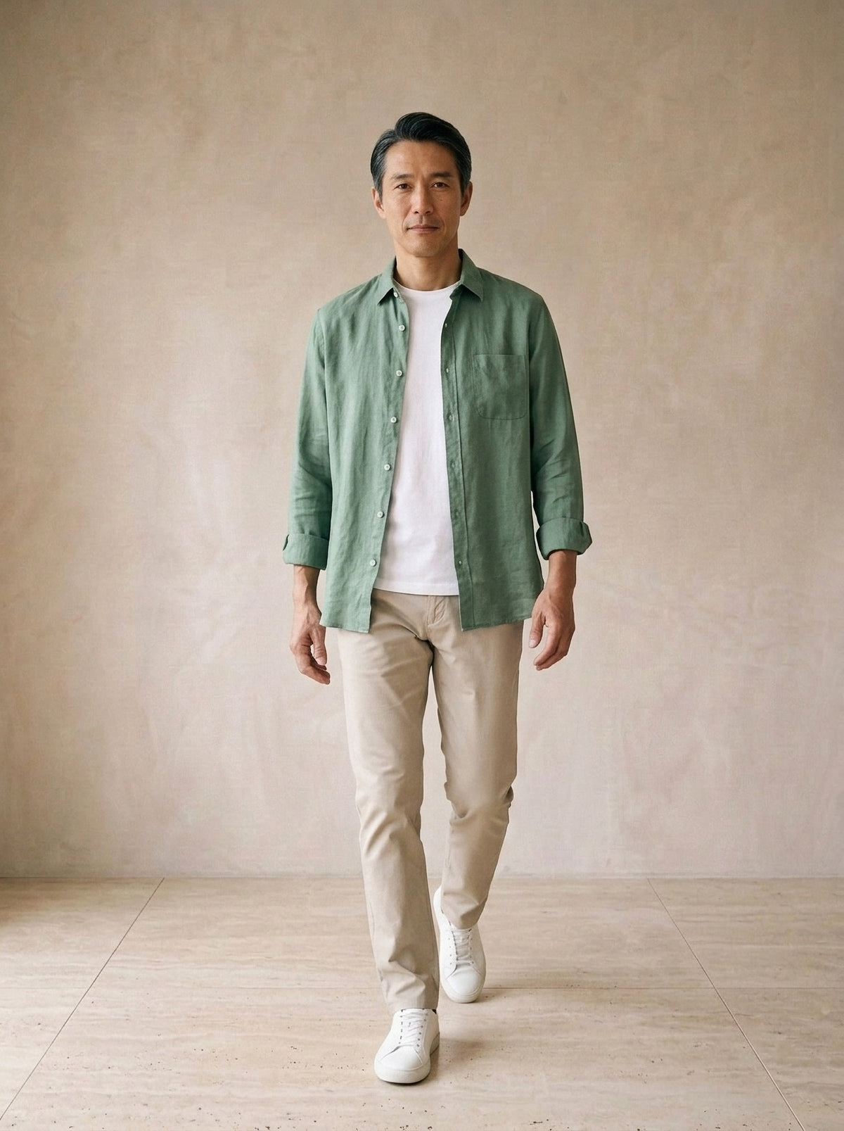 Verde | Camisa slim Kitzbühel verde – corpo inteiro, modelo caminhando