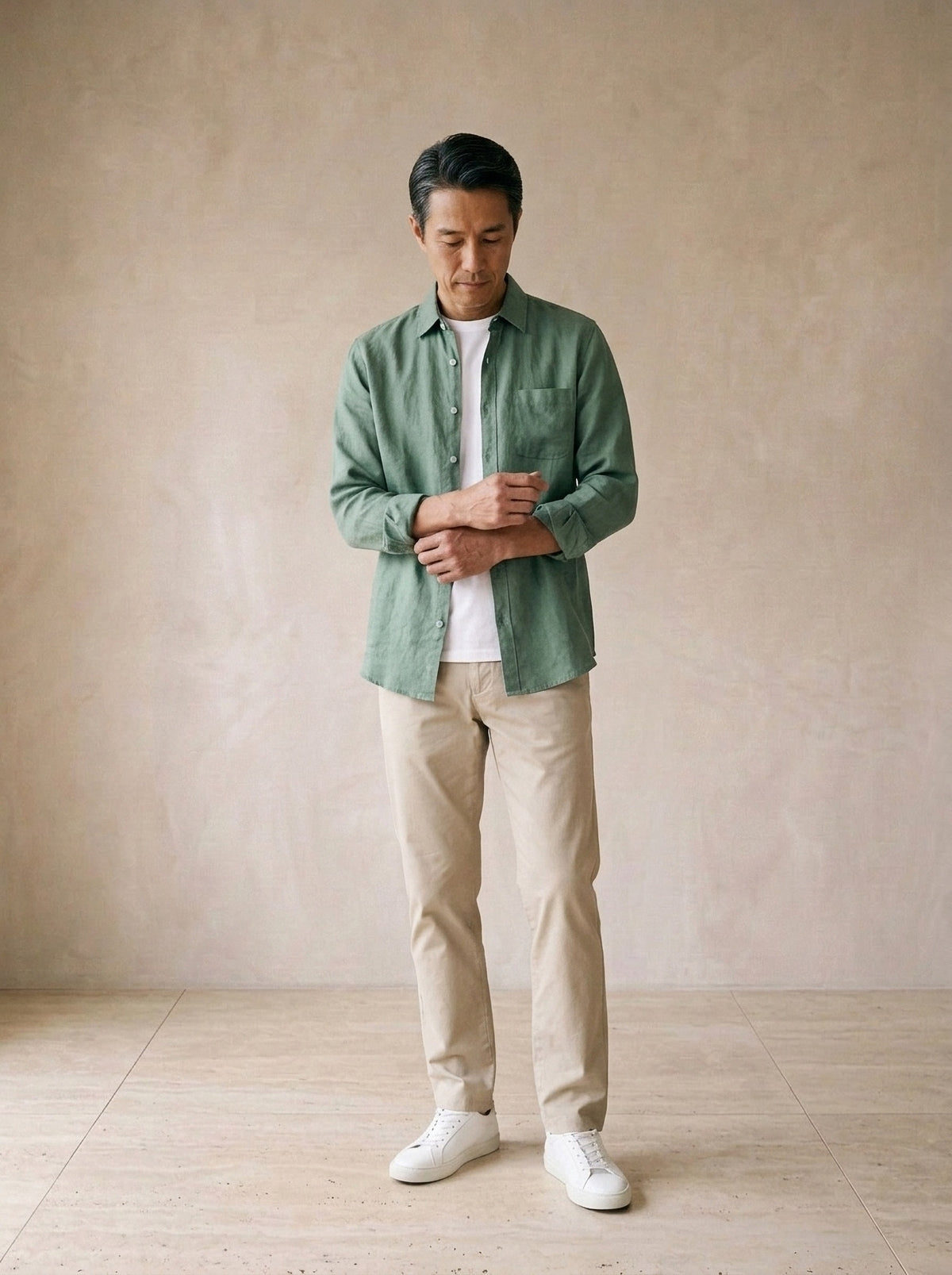 Verde | Camisa slim Kitzbühel verde – modelo ajustando a manga