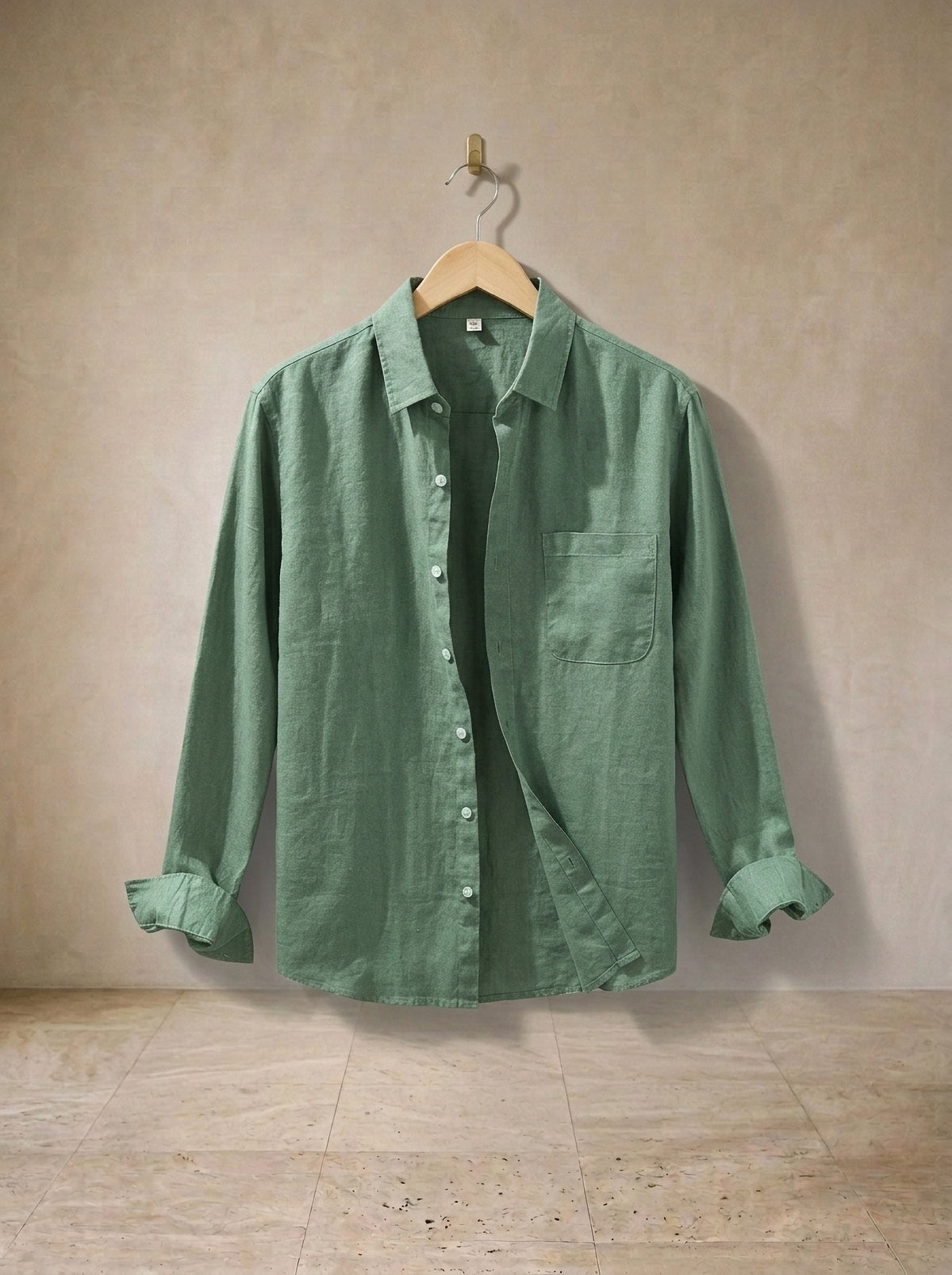 Verde | Camisa slim Kitzbühel verde – peça sozinha, no cabide de madeira
