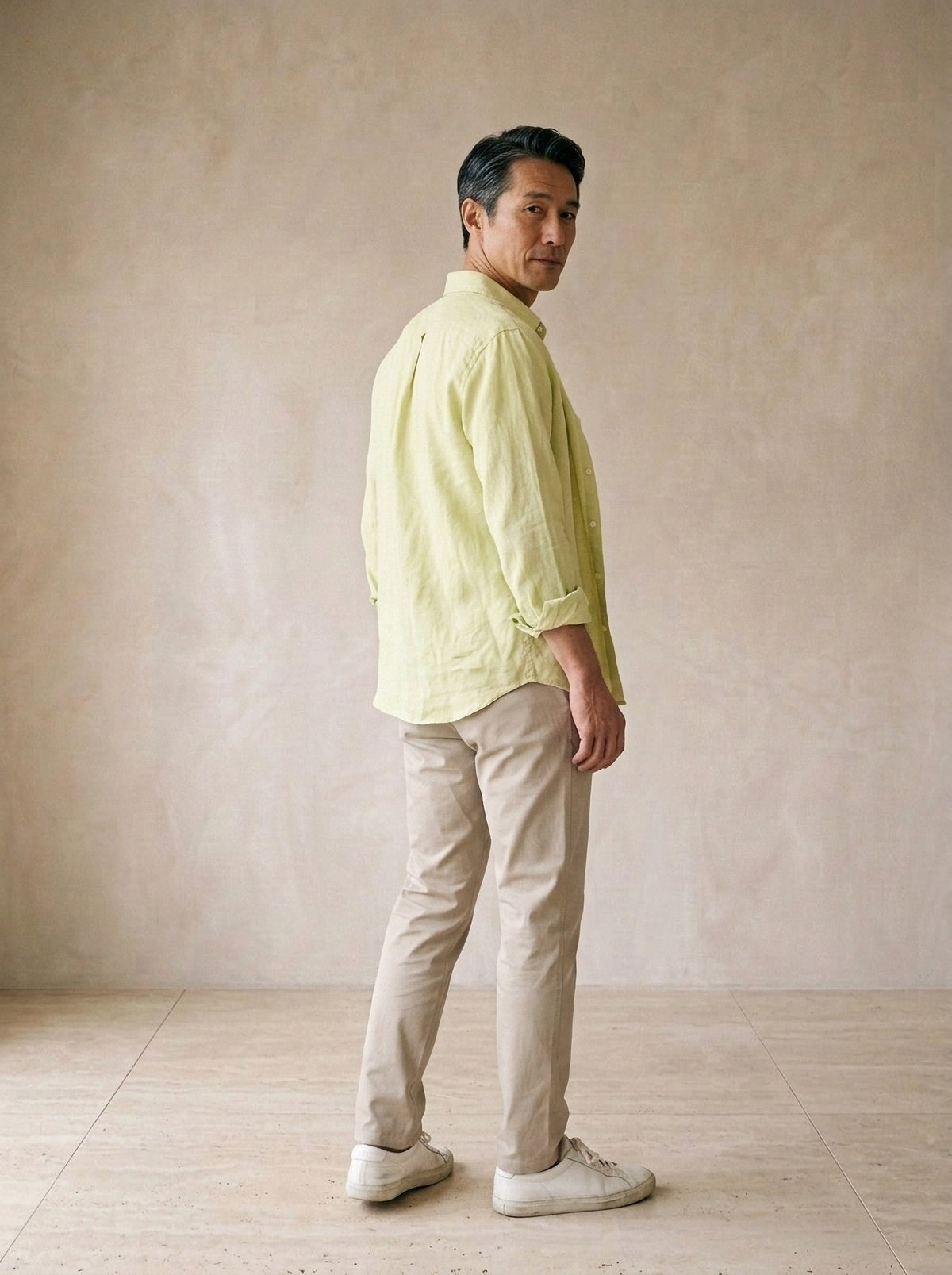 Verde-claro | Camisa slim Kitzbühel verde-claro – costas, olhando por cima do ombro