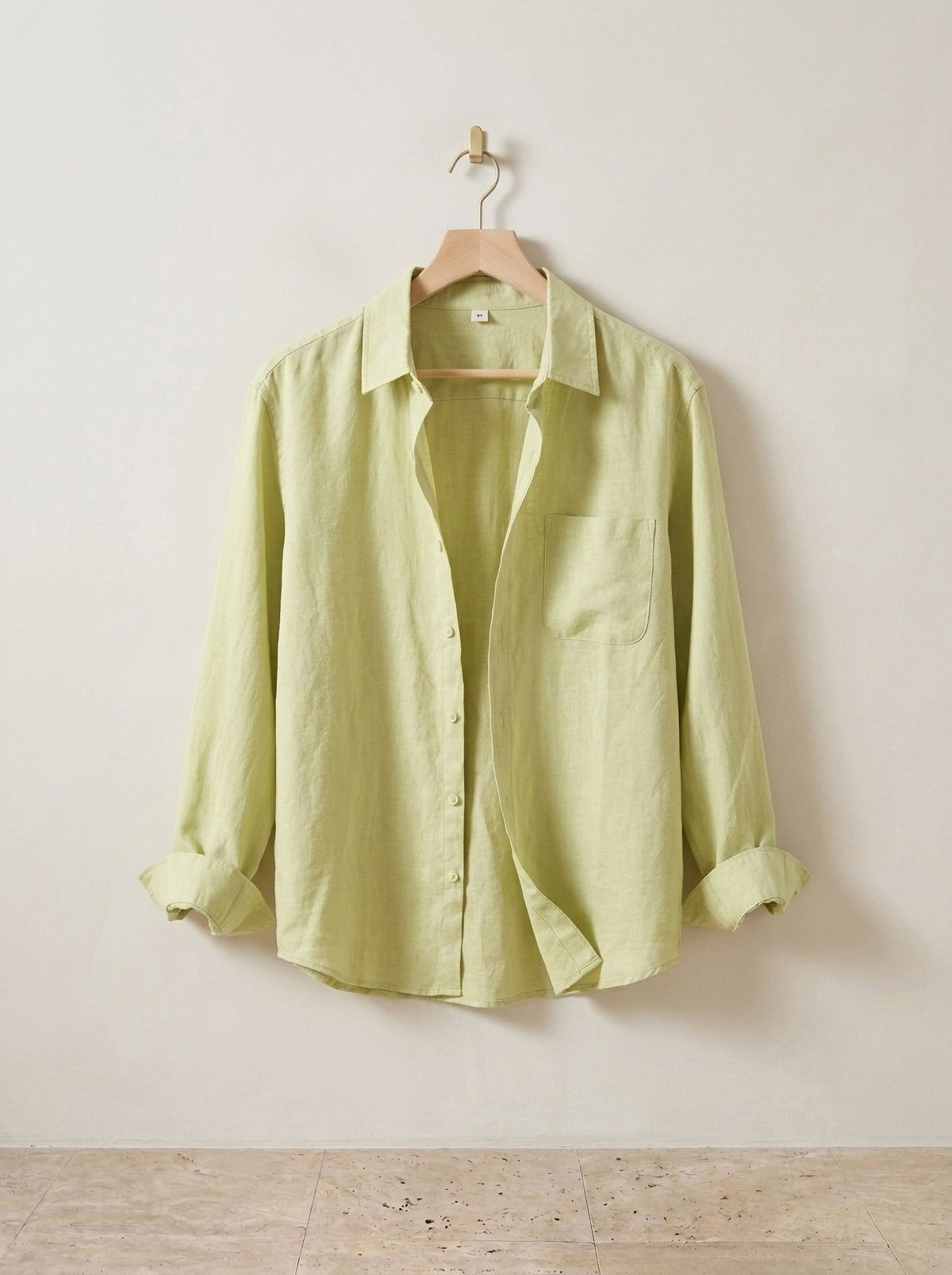 Verde-claro | Camisa slim Kitzbühel verde-claro – peça sozinha, no cabide de madeira