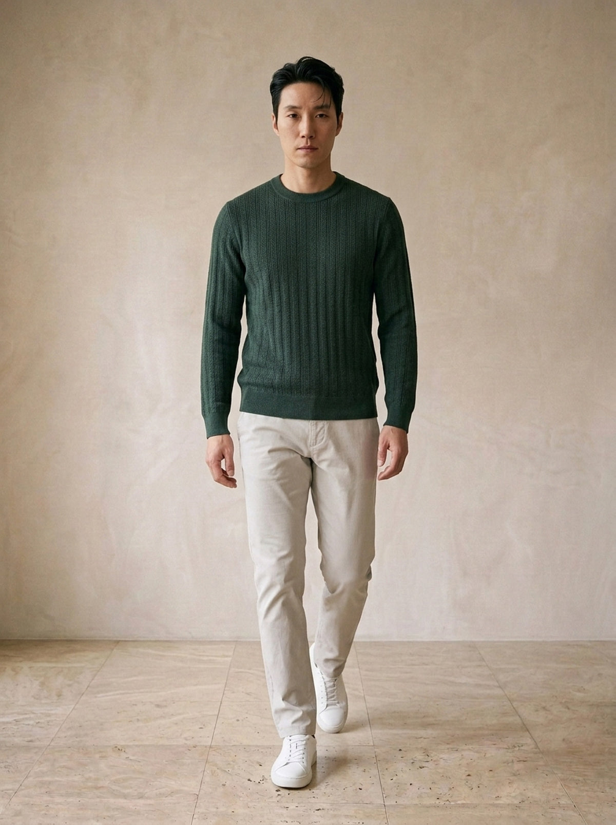 Verde | Suéter texturizado Kotor verde – corpo inteiro, modelo caminhando