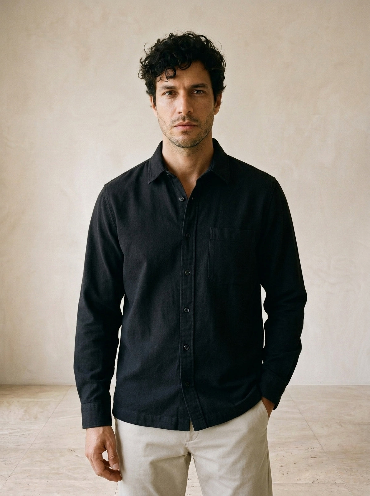 Preto | Camisa de algodão Kristiansand preto – vista de frente, recorte próximo