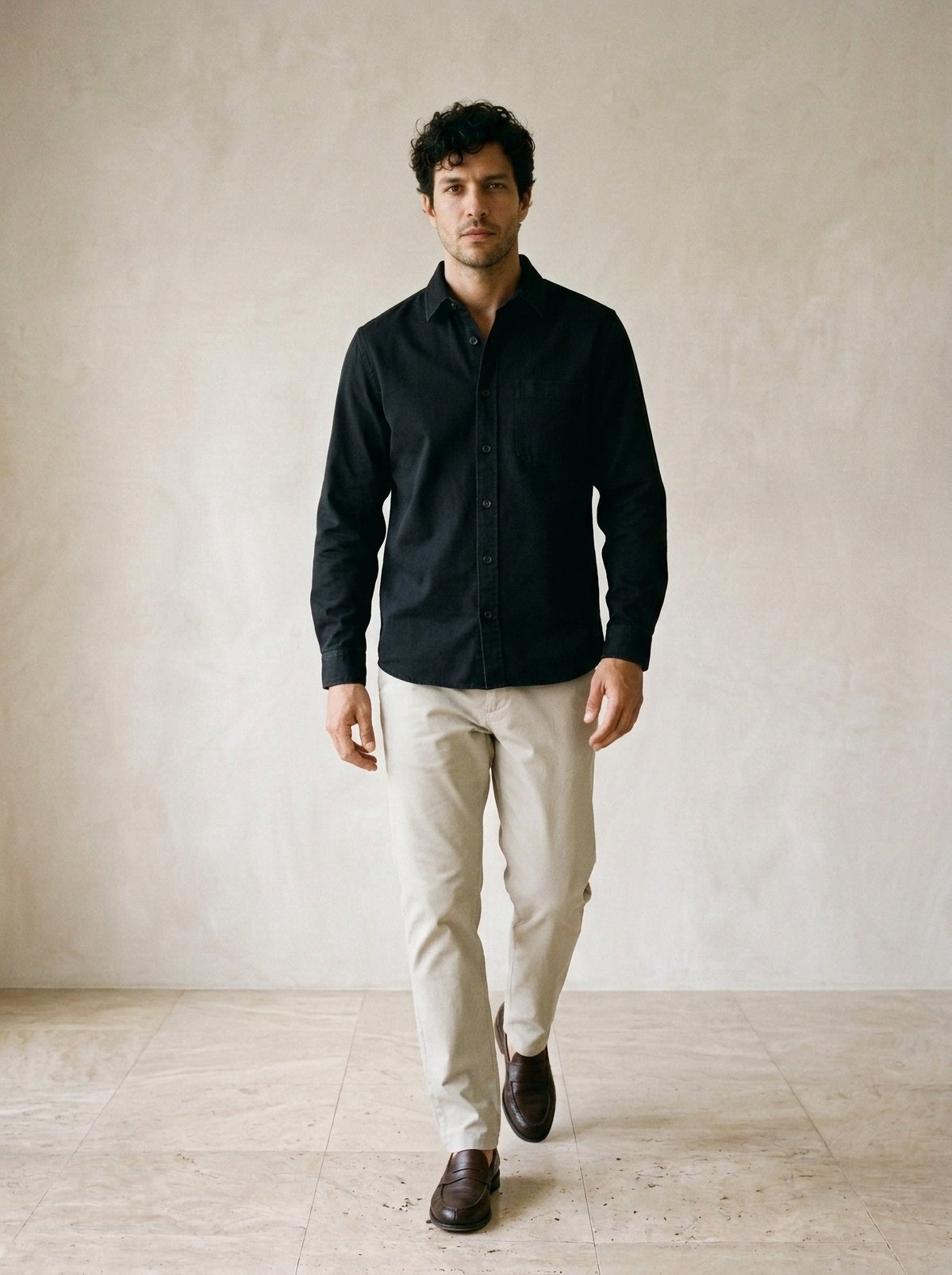 Preto | Camisa de algodão Kristiansand preto – corpo inteiro, modelo caminhando