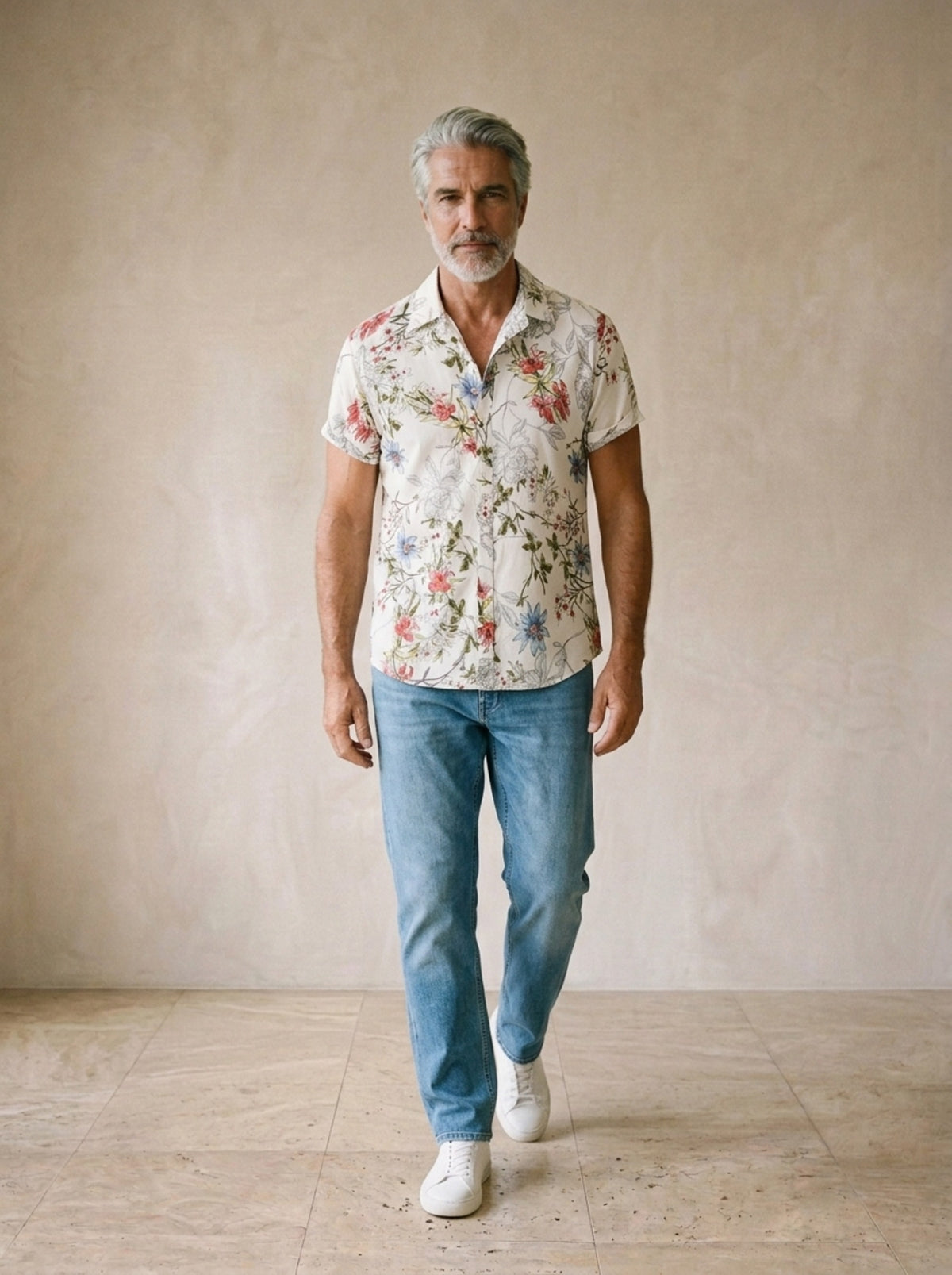 Camisa floral Krumlov – corpo inteiro, modelo caminhando