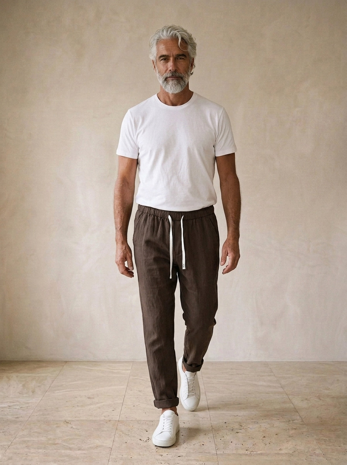 Marrom | Calça de linho Kutná Hora marrom – corpo inteiro, modelo caminhando