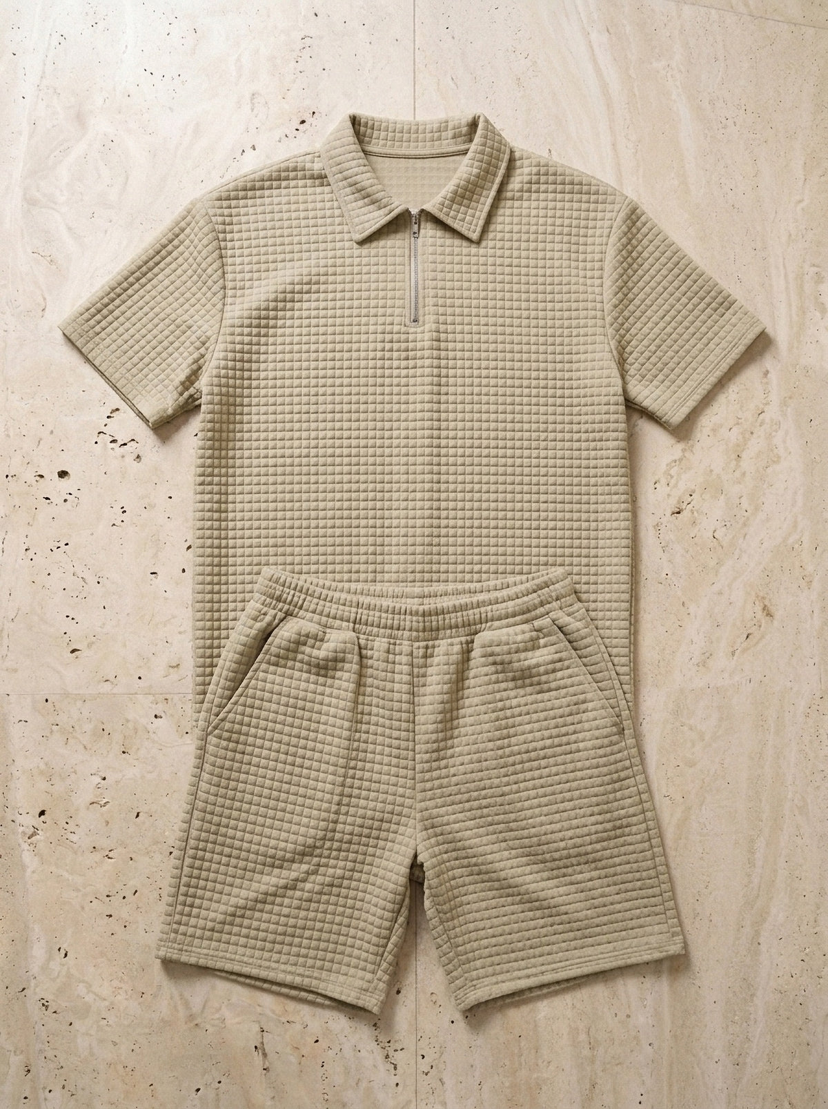 Cáqui | Conjunto polo texturizada com zíper e short Kythira cáqui – peça sozinha vista de cima