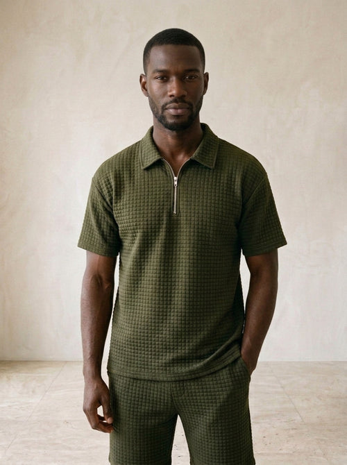 Verde-militar | Conjunto polo texturizada com zíper e short Kythira verde-militar – no corpo, vista de frente