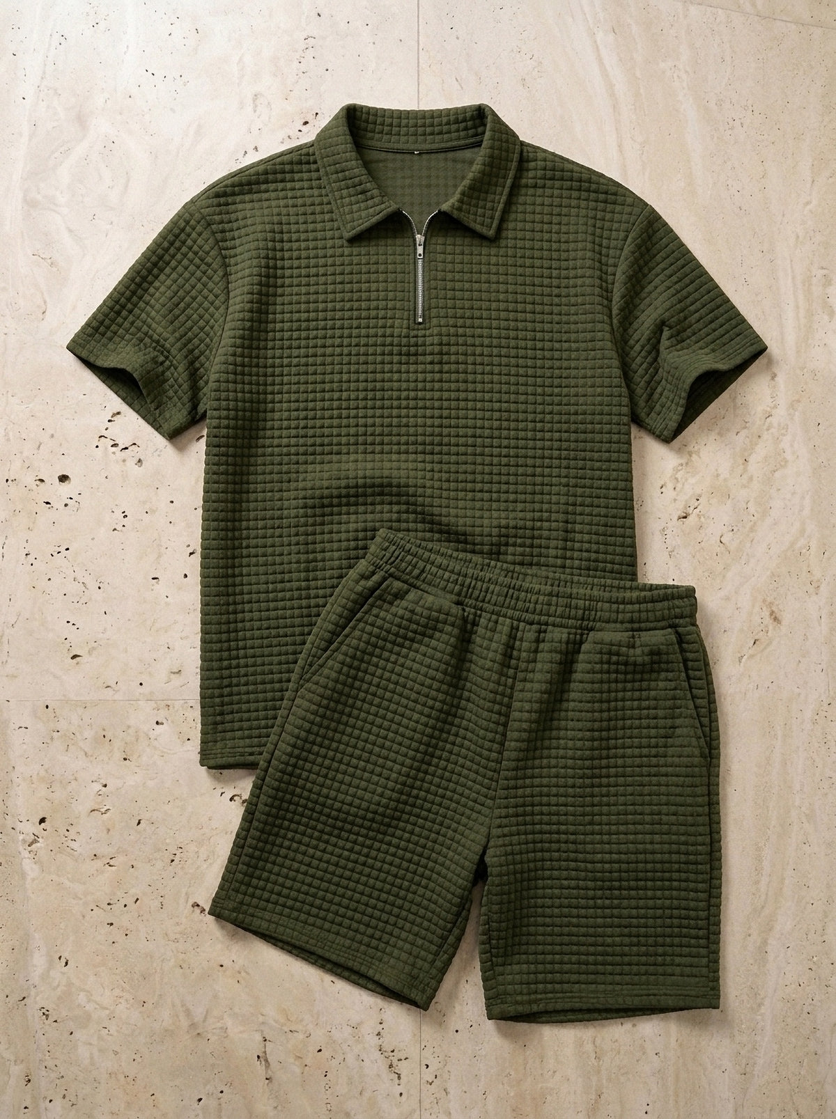 Verde-militar | Conjunto polo texturizada com zíper e short Kythira verde-militar – peça sozinha vista de cima