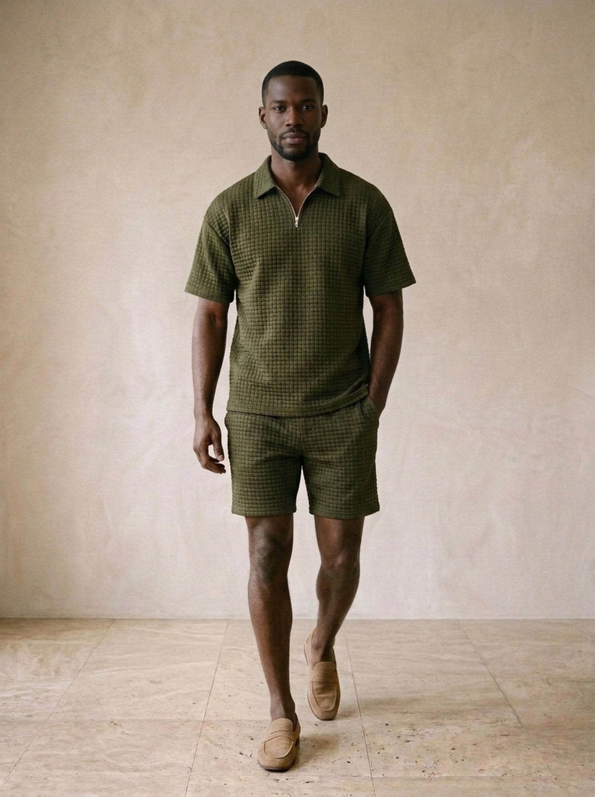 Verde-militar | Conjunto polo texturizada com zíper e short Kythira verde-militar – corpo inteiro, modelo caminhando