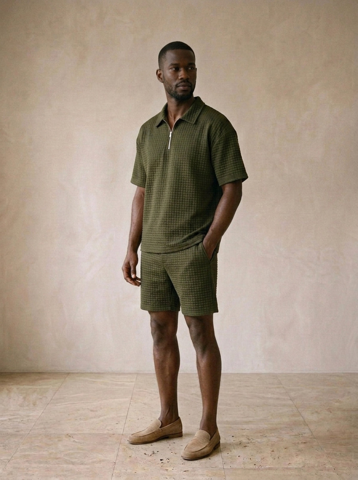Verde-militar | Conjunto polo texturizada com zíper e short Kythira verde-militar – vista três quartos