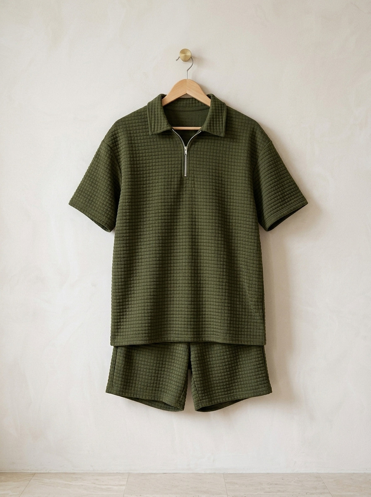 Verde-militar | Conjunto polo texturizada com zíper e short Kythira verde-militar – peça sozinha, foto de produto