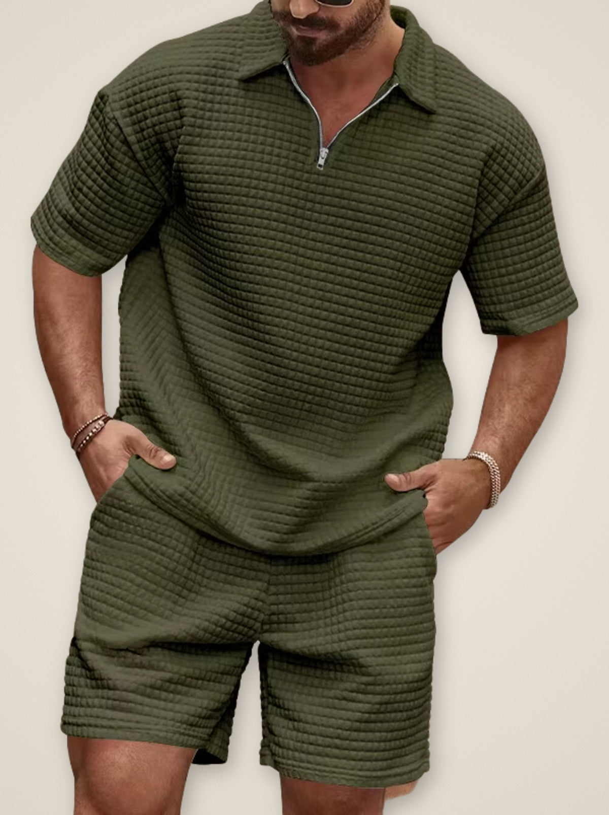 Verde-militar | Conjunto polo texturizada com zíper e short Kythira verde-militar – foto original do fornecedor