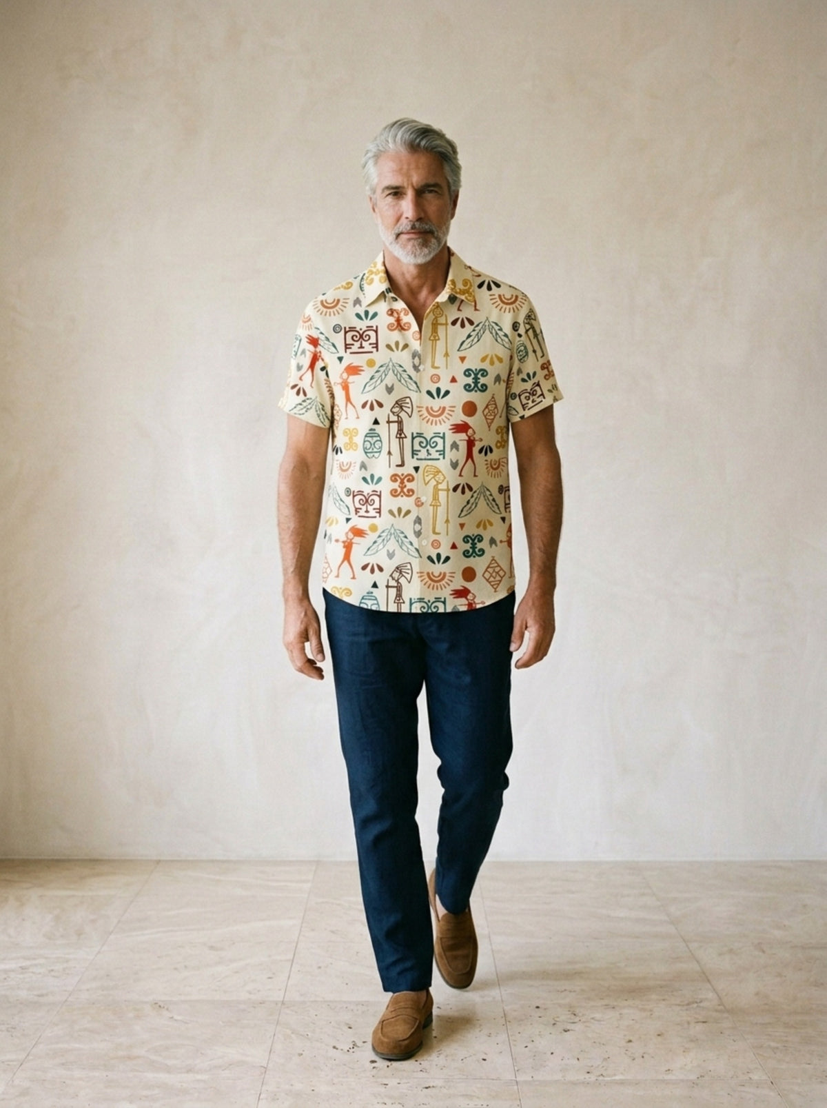 Camisa estampada Lagos – corpo inteiro, modelo caminhando