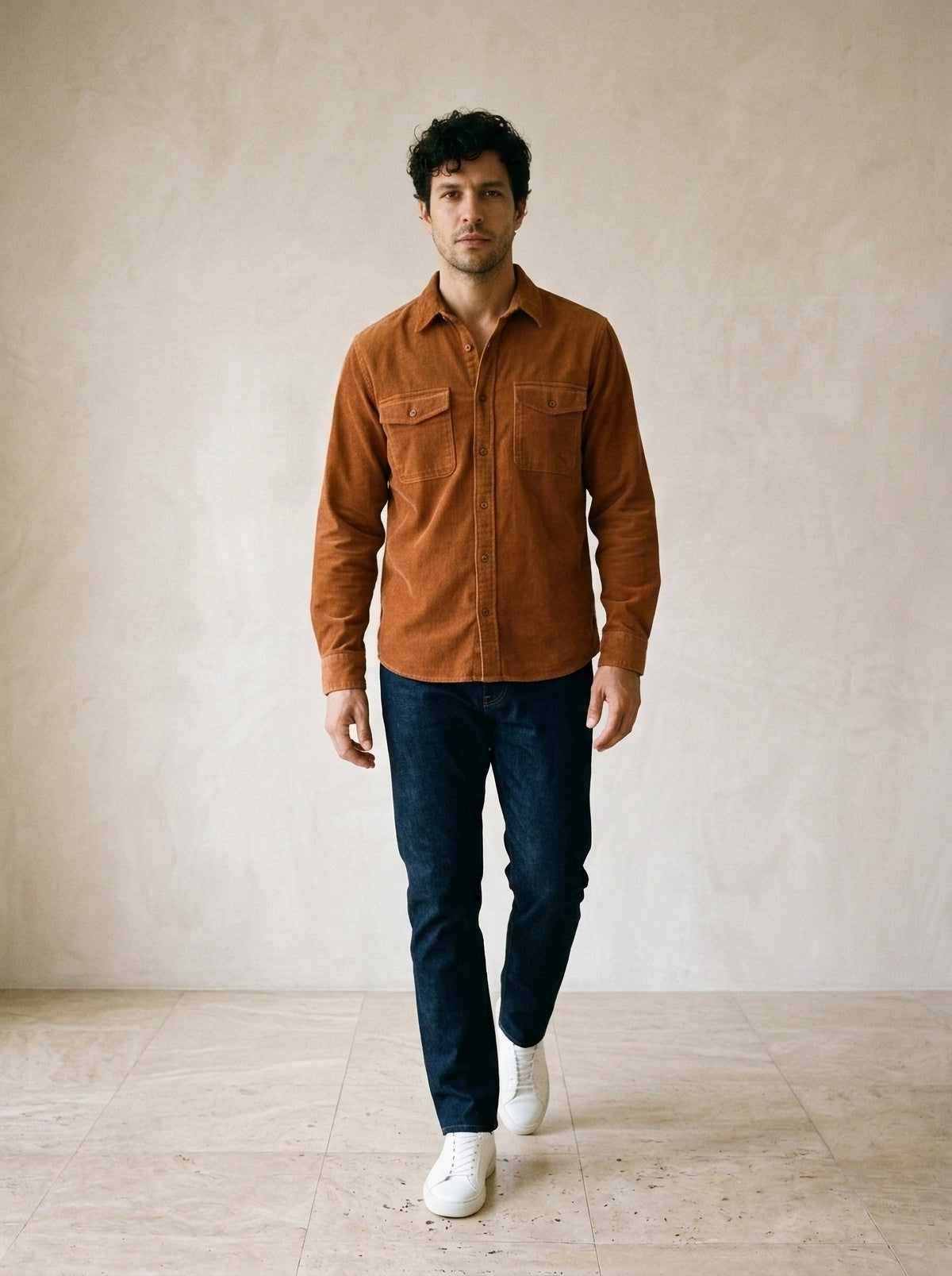 Laranja | Camisa de veludo cotelê Lecce laranja – corpo inteiro, modelo caminhando