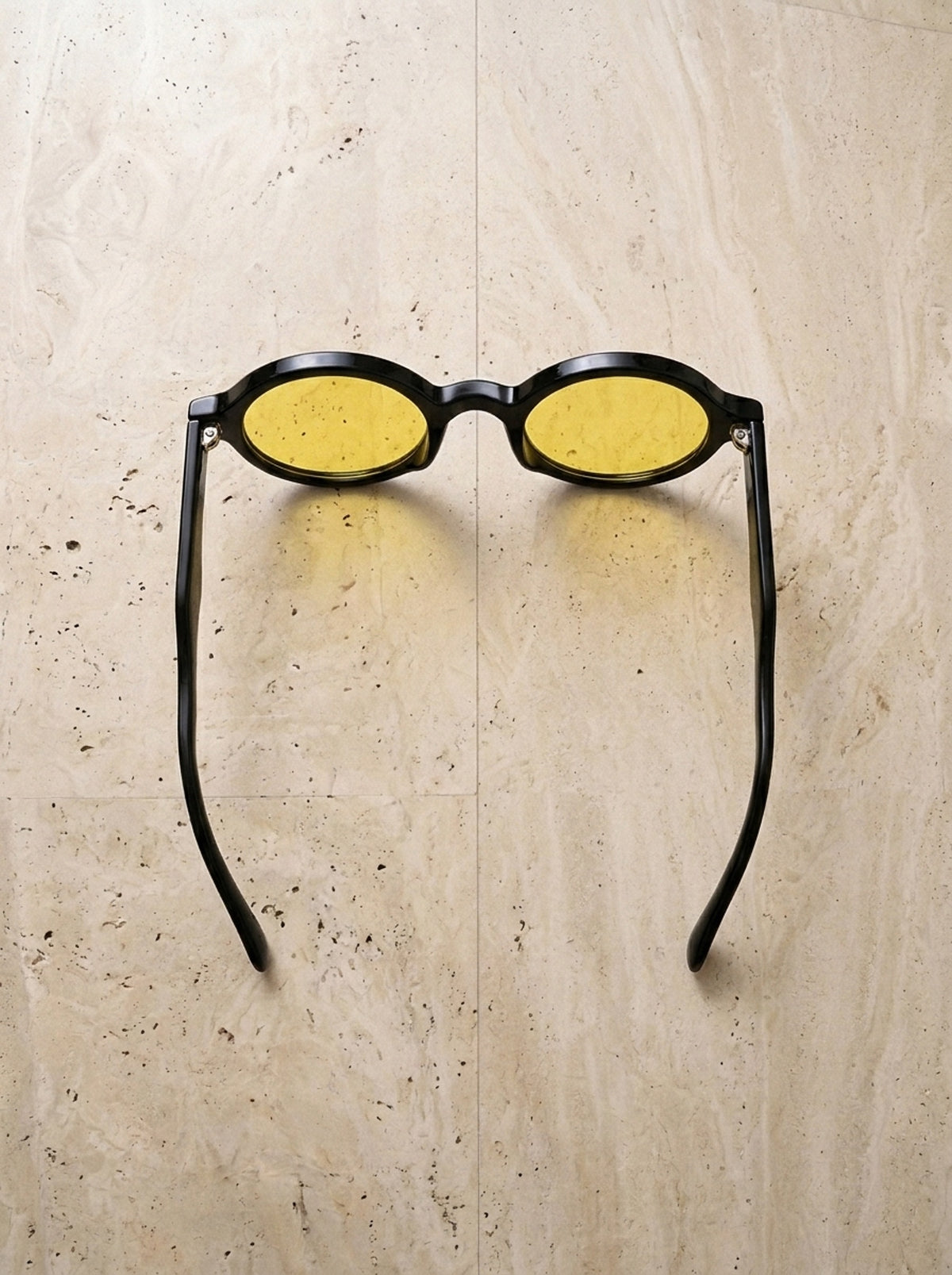 Preto/Amarelo | Óculos de sol polarizado Lecco preto/amarelo – peça sozinha vista de cima