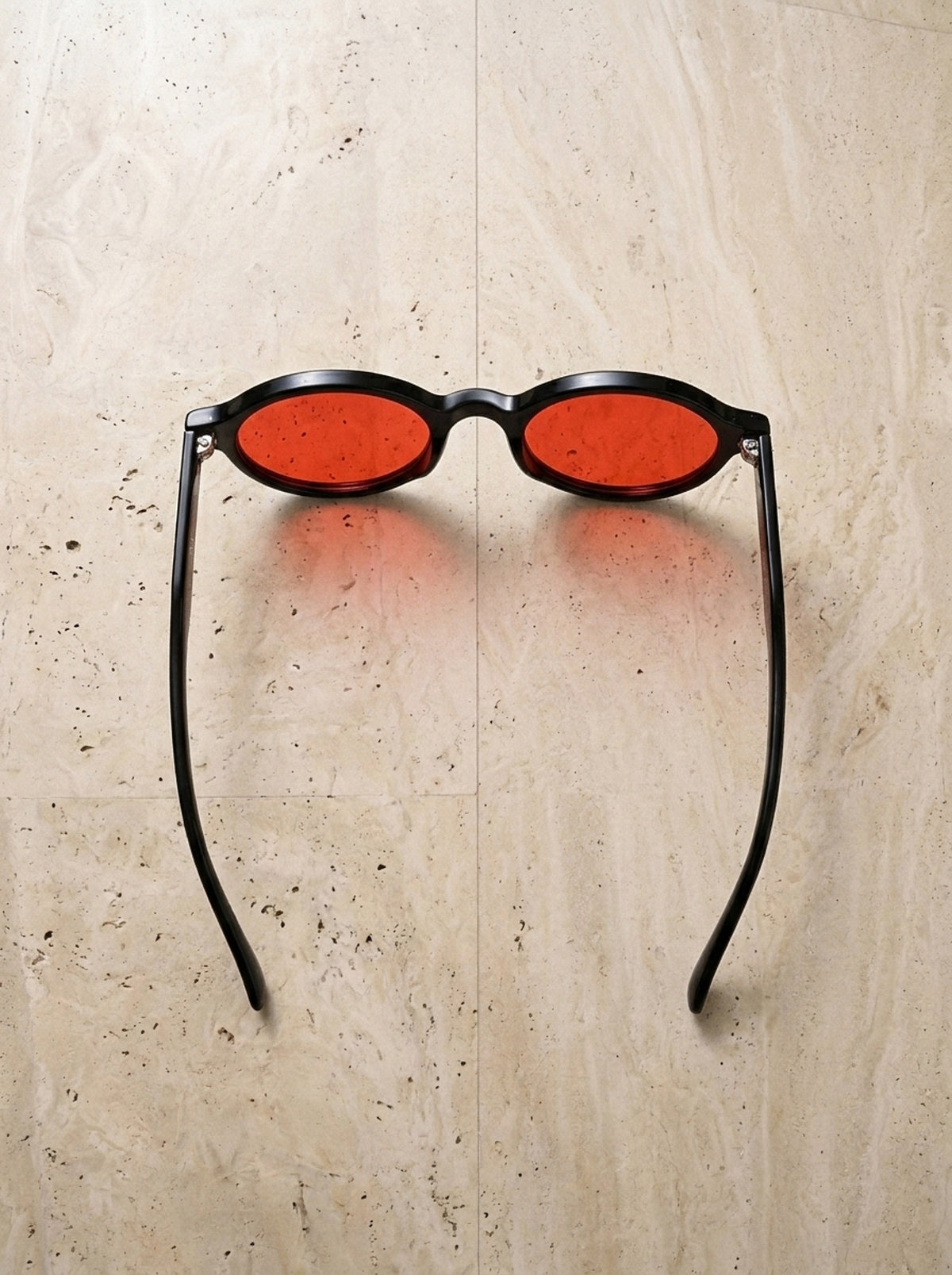 Preto/Vermelho | Óculos de sol polarizado Lecco preto/vermelho – peça sozinha vista de cima