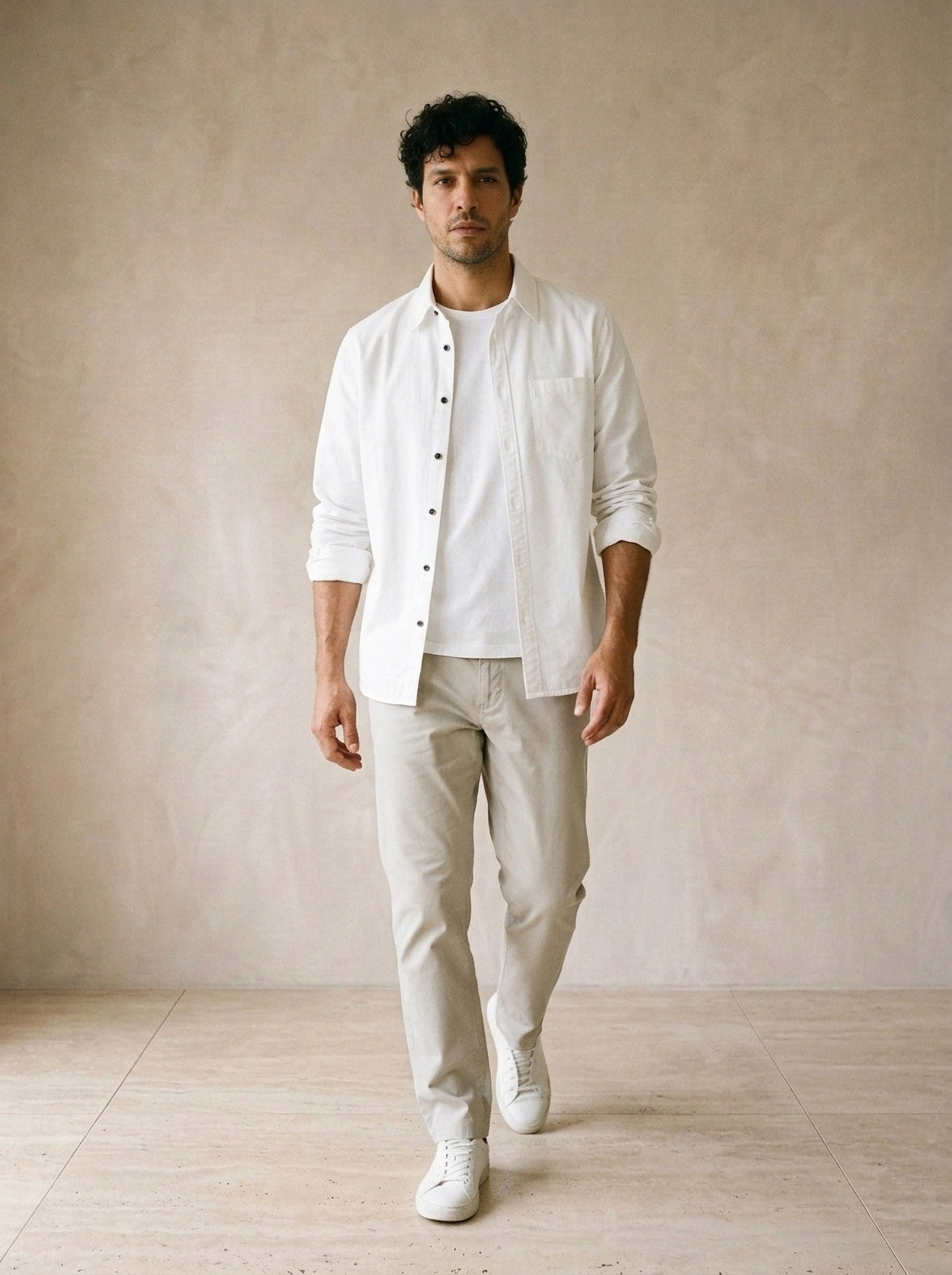 Branco | Camisa de algodão Leiria branco – corpo inteiro, modelo caminhando